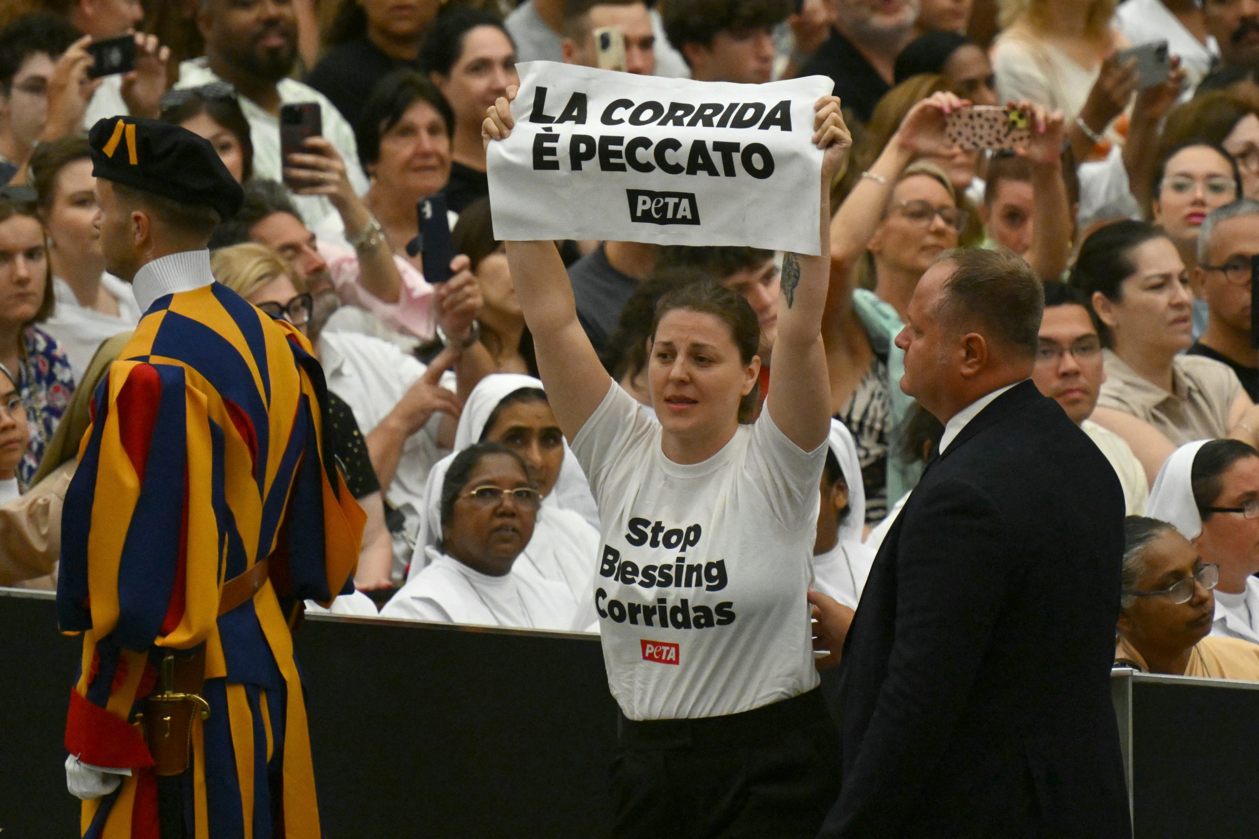 “As touradas são pecado”. Jovens protestam na audiência com o Papa Francisco