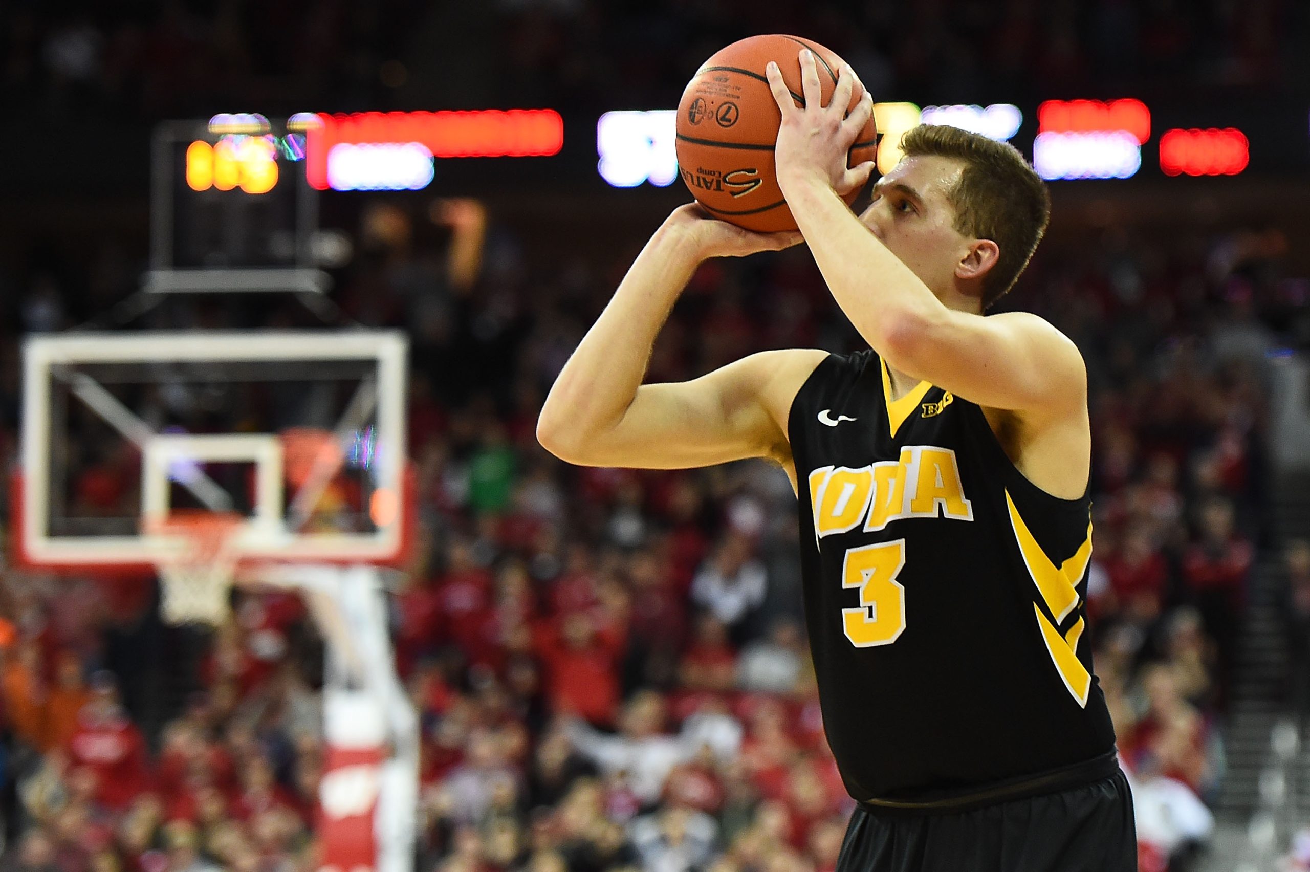 Jordan Bohannon falhou um cesto de propósito para que o Iowa não se esqueça de um herói