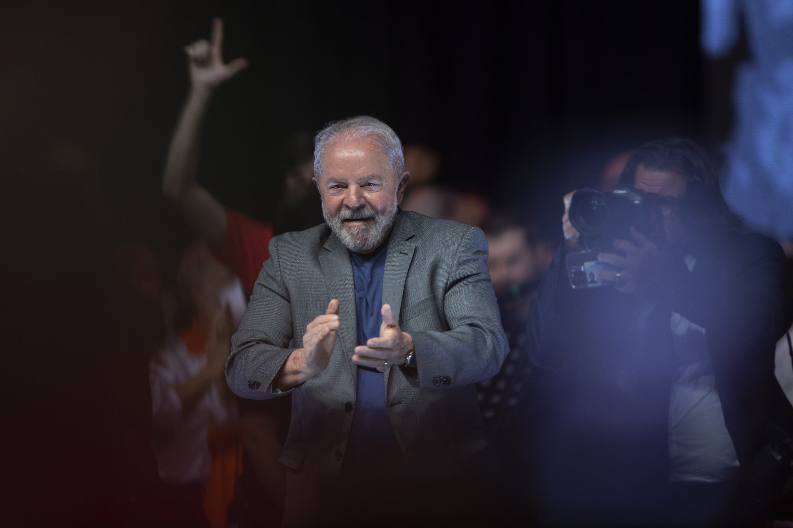 Mais de 1.500 pessoas festejam vitória de Lula em Lisboa com emoção mas também receio