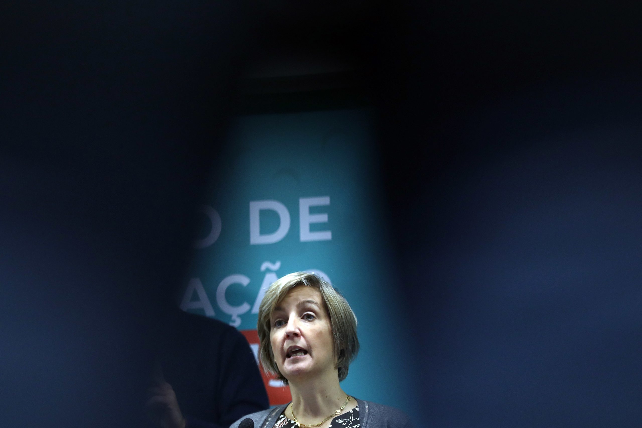 Ministra diz que já foi necessário suspender atividade não-covid em alguns casos
