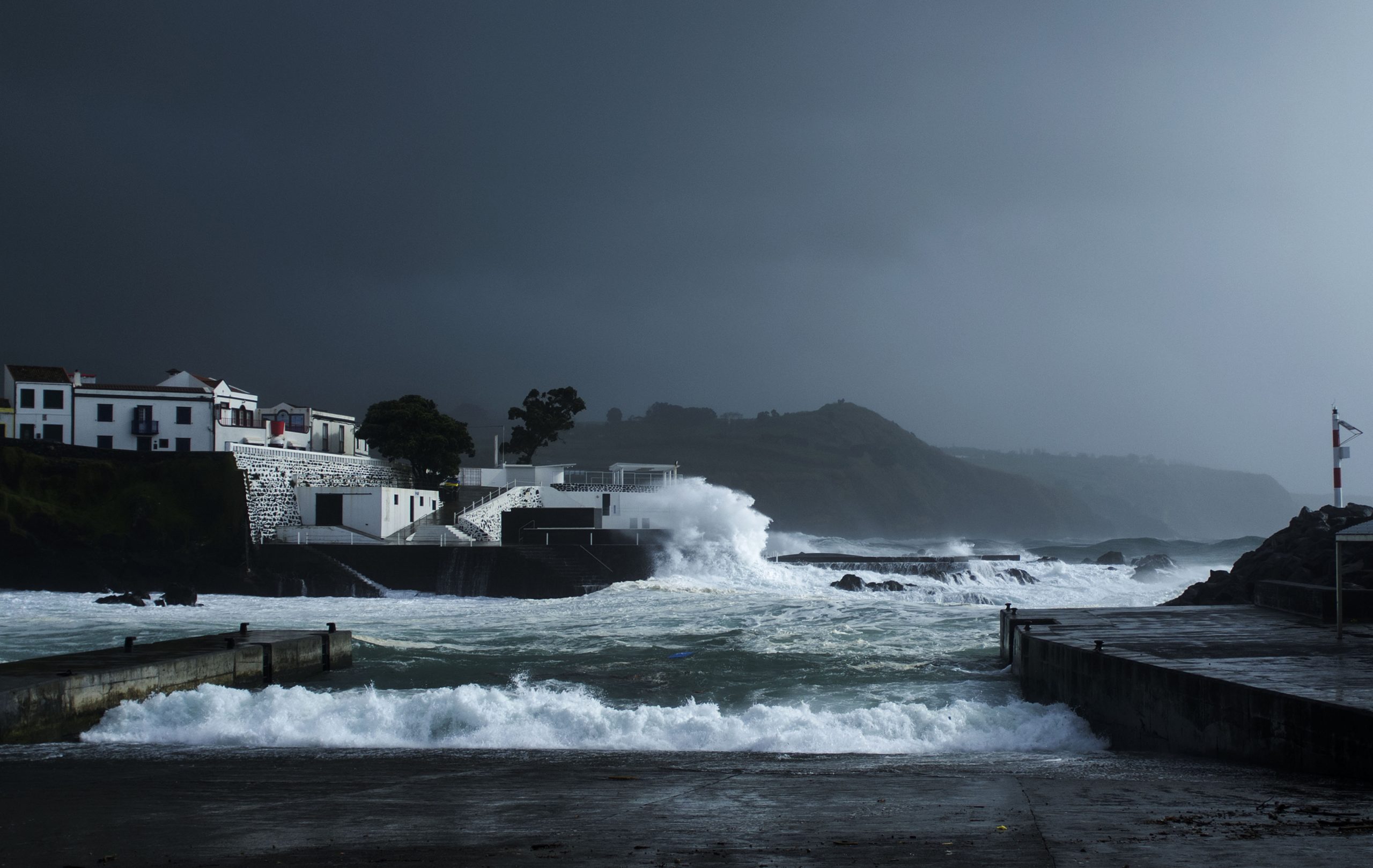 Mau tempo sentido durante a madrugada provoca estragos na ilha de São Miguel