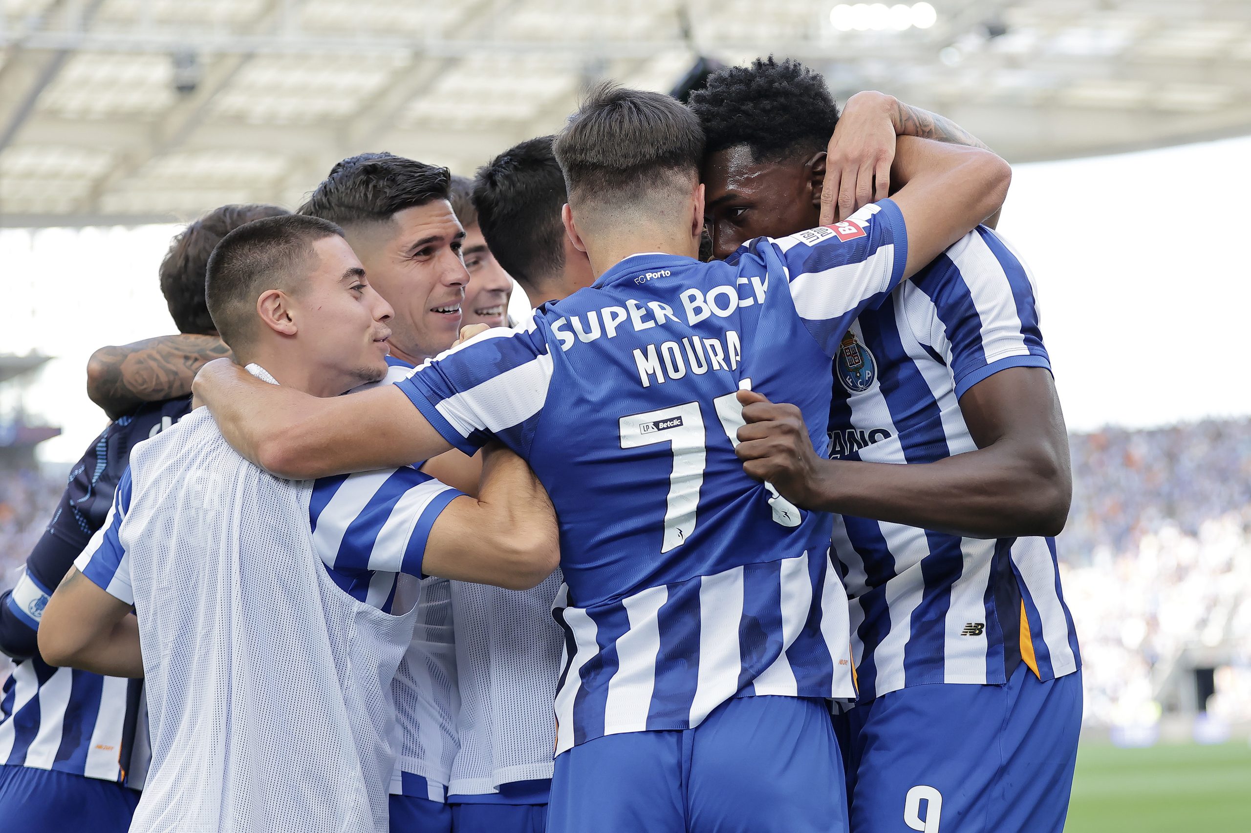 FC Porto isola-se no segundo lugar ao vencer em Guimarães com golos de Samu e Pepê