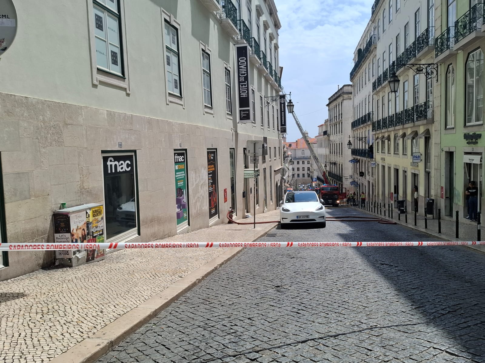 Ardeu prédio ao lado dos Armazéns do Chiado em Lisboa. Veja as imagens
