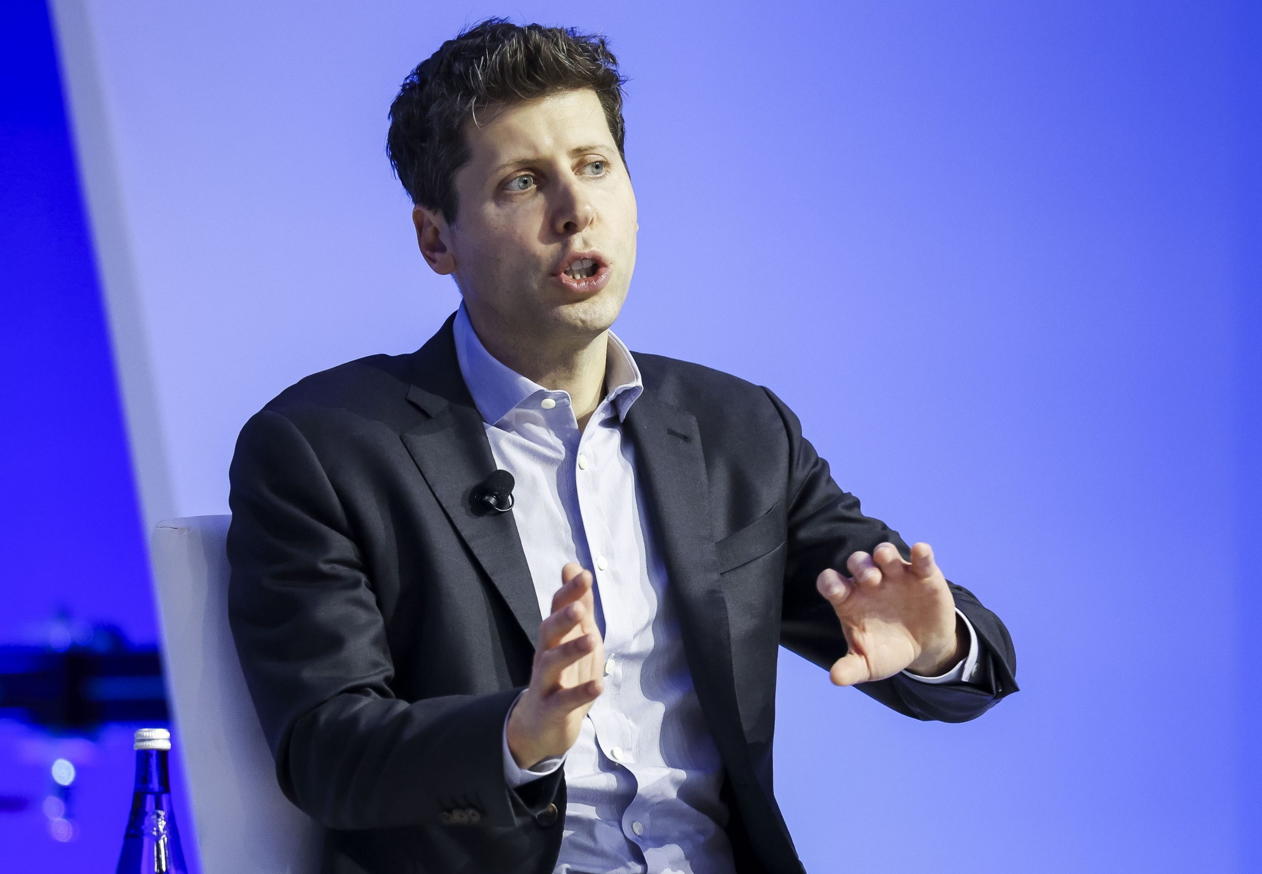 Mais de 500 funcionários da OpenAI ameaçam despedir-se caso Sam Altman não volte à empresa
