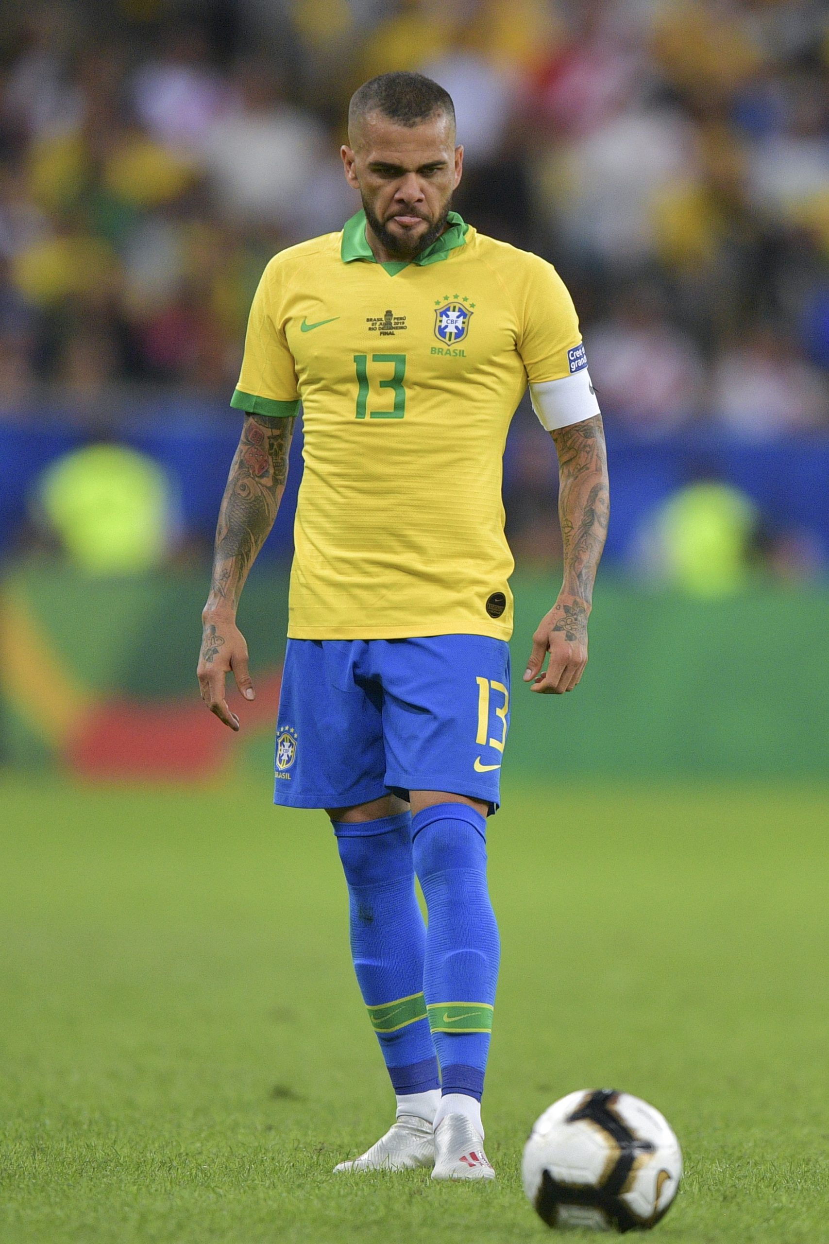 Covid-19: Dani Alves acusa Bolsonaro de não pensar no bem do povo brasileiro