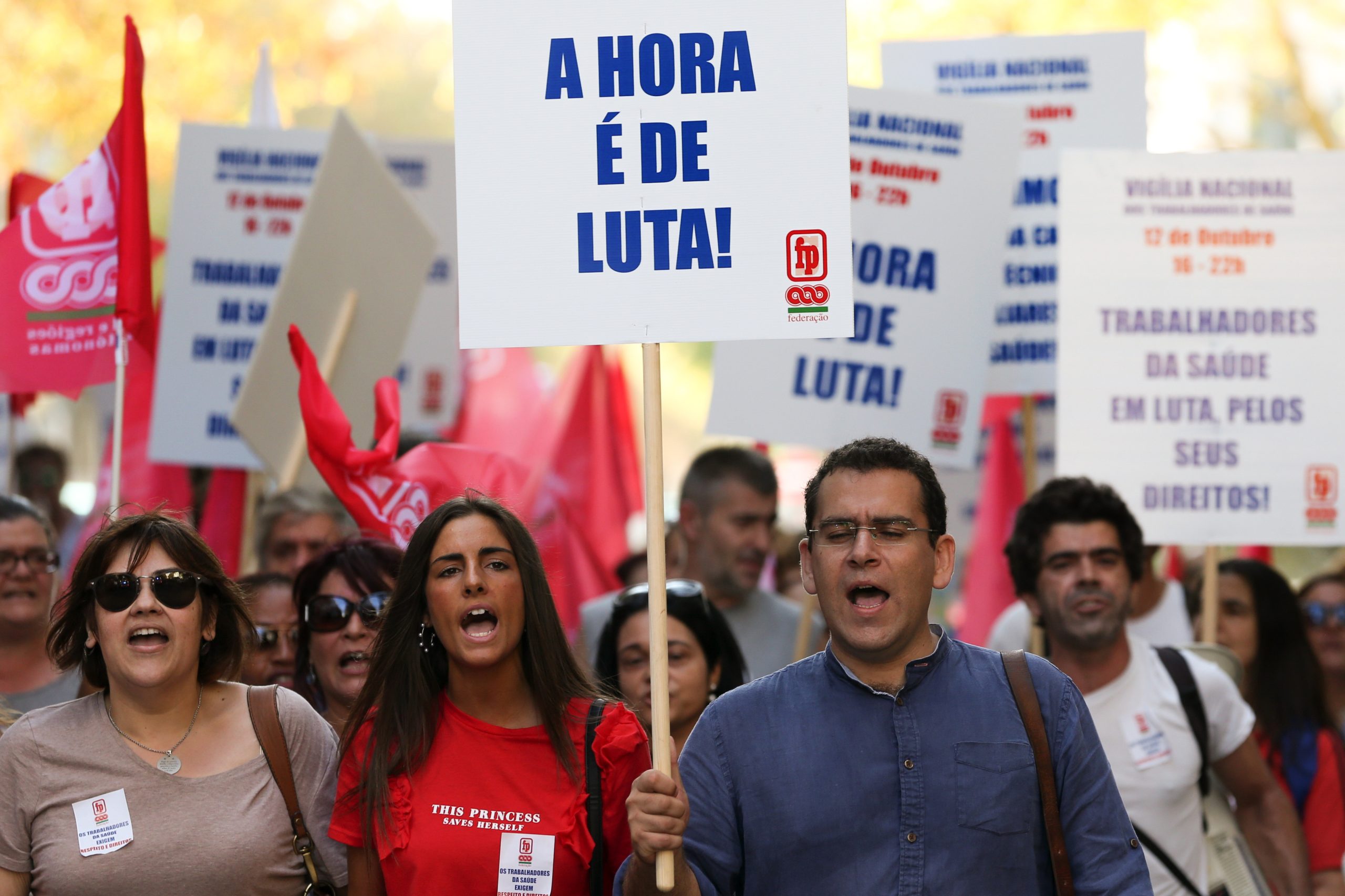 Trabalhadores da saúde reclamam carreira no Ministério da Saúde em Lisboa