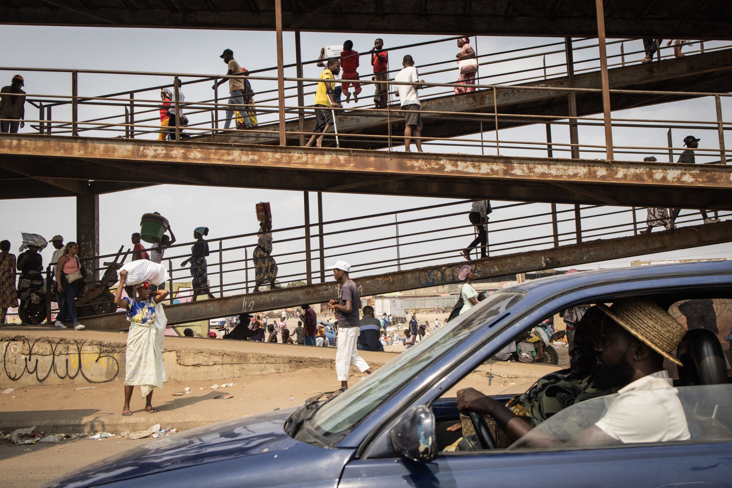 Excerto de “República de Santa Bárbara”. Mal refeitos do colonialismo do passado, africanos enfrentam lutas do presente