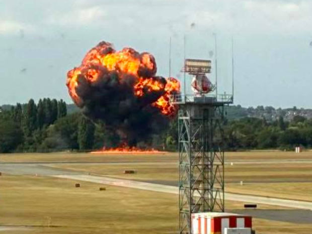 Aeronave despenha-se em aeroporto perto de Londres
