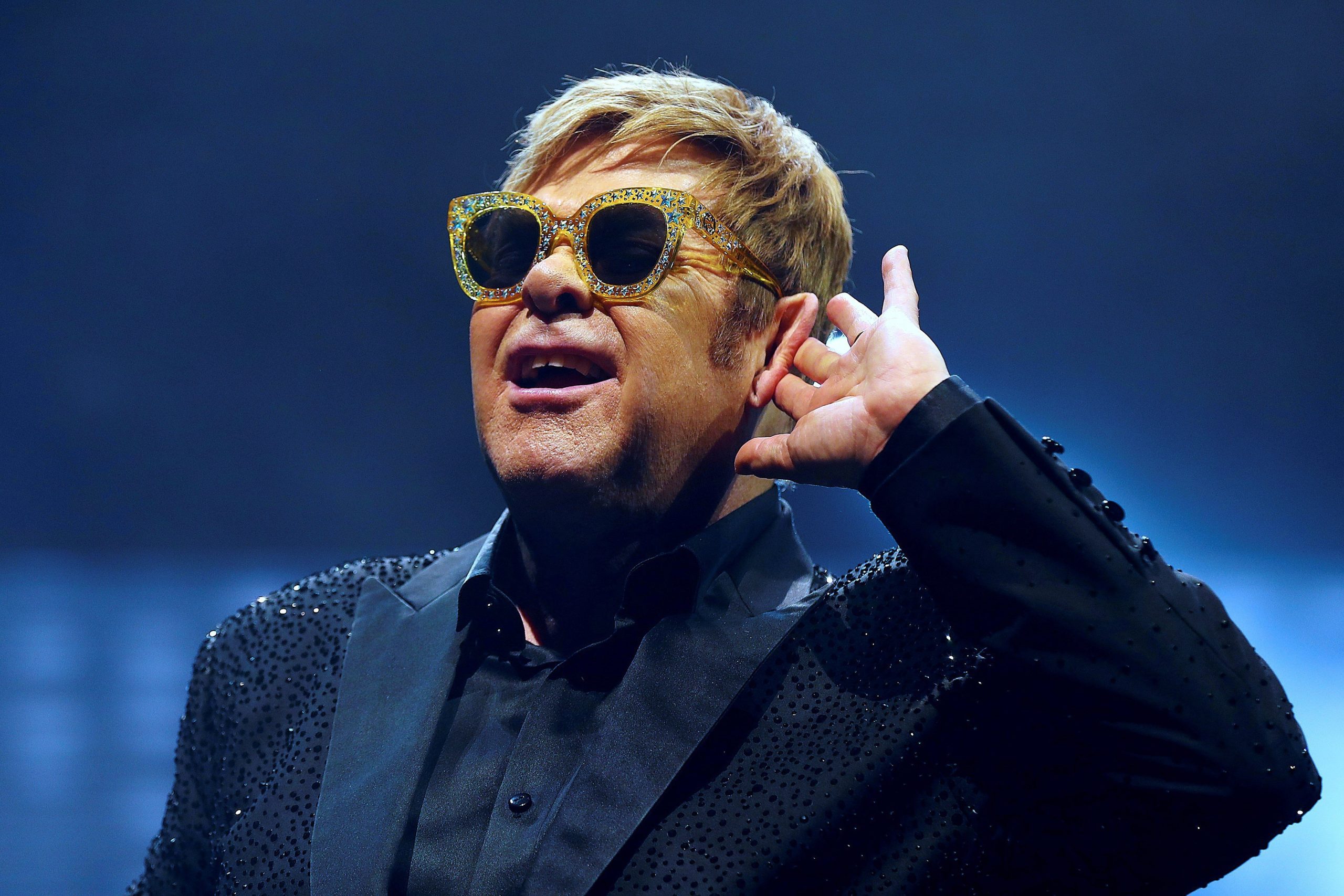 Elton John anuncia despedida dos palcos com digressão de 300 concertos em três anos