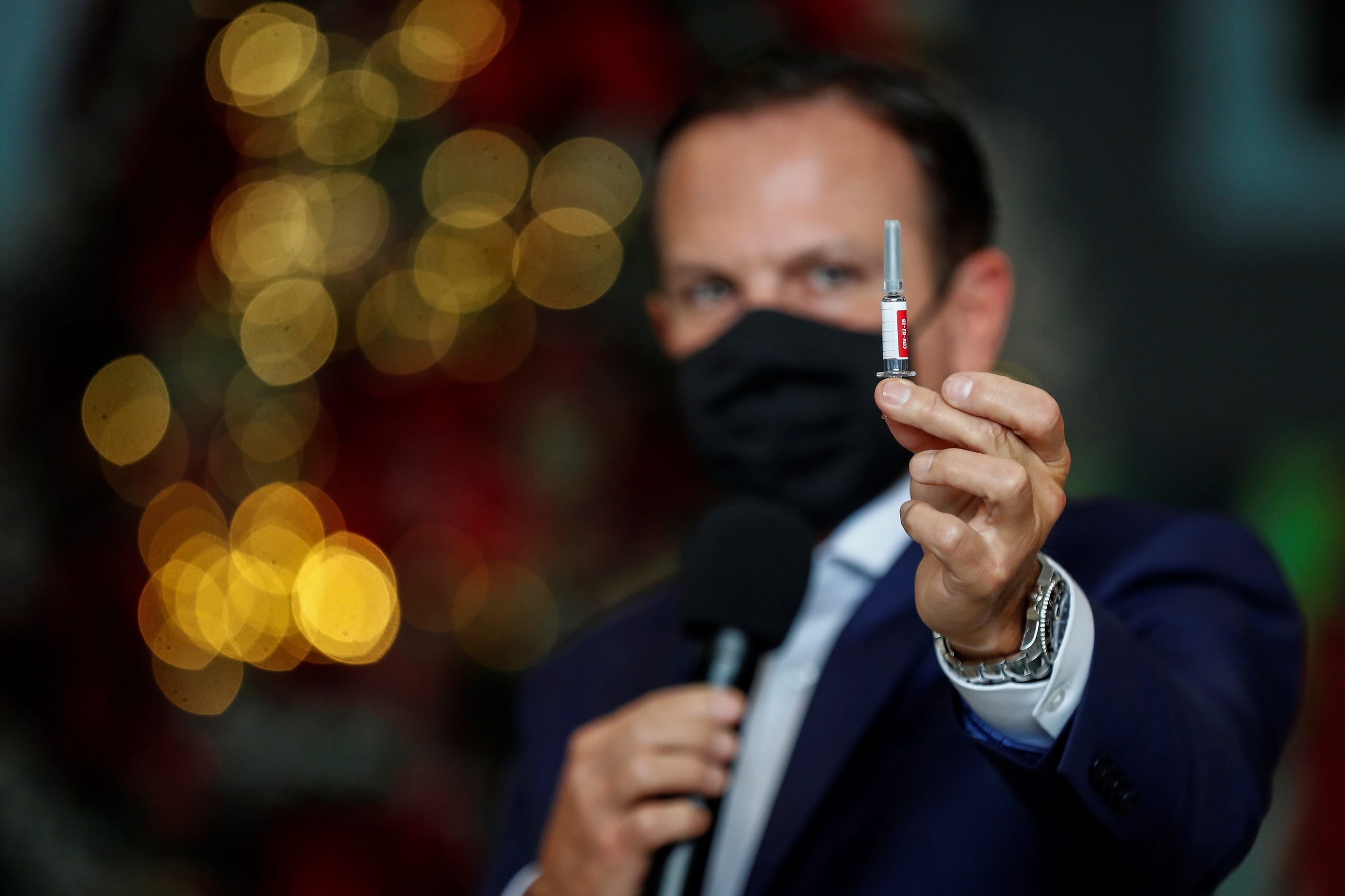 Governador de São Paulo critica Bolsonaro e aposta na vacinação contra a covid-19