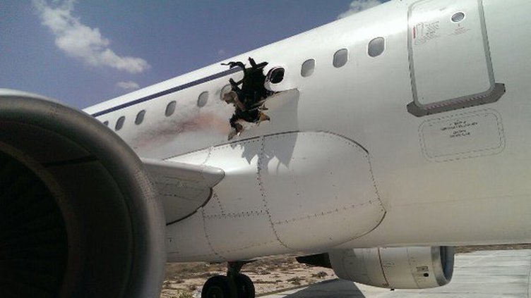 Somália: avião aterra de emergência com buraco na fuselagem
