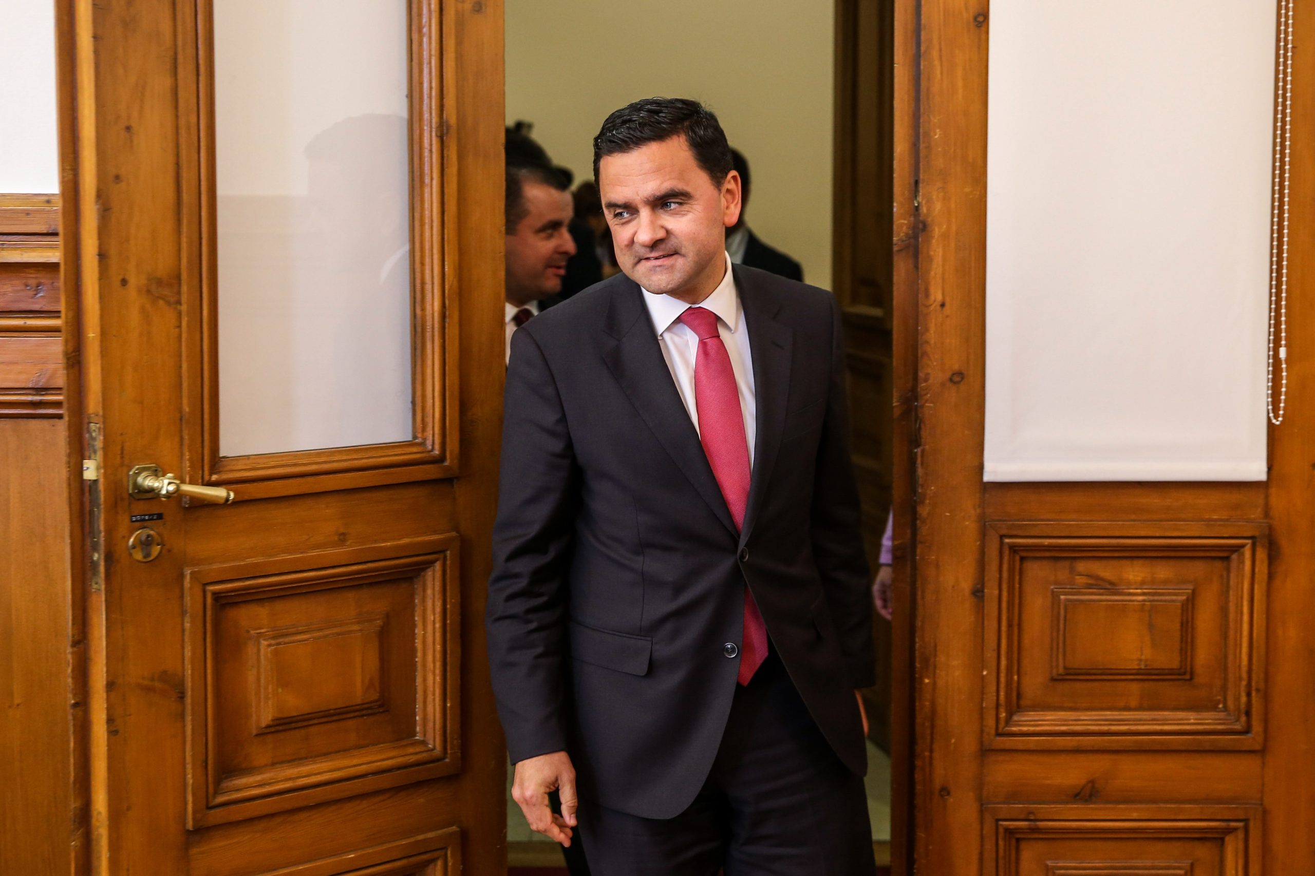 Taxas de juro de financiamento do BEI a municípios causam inveja a Centeno, diz Pedro Marques