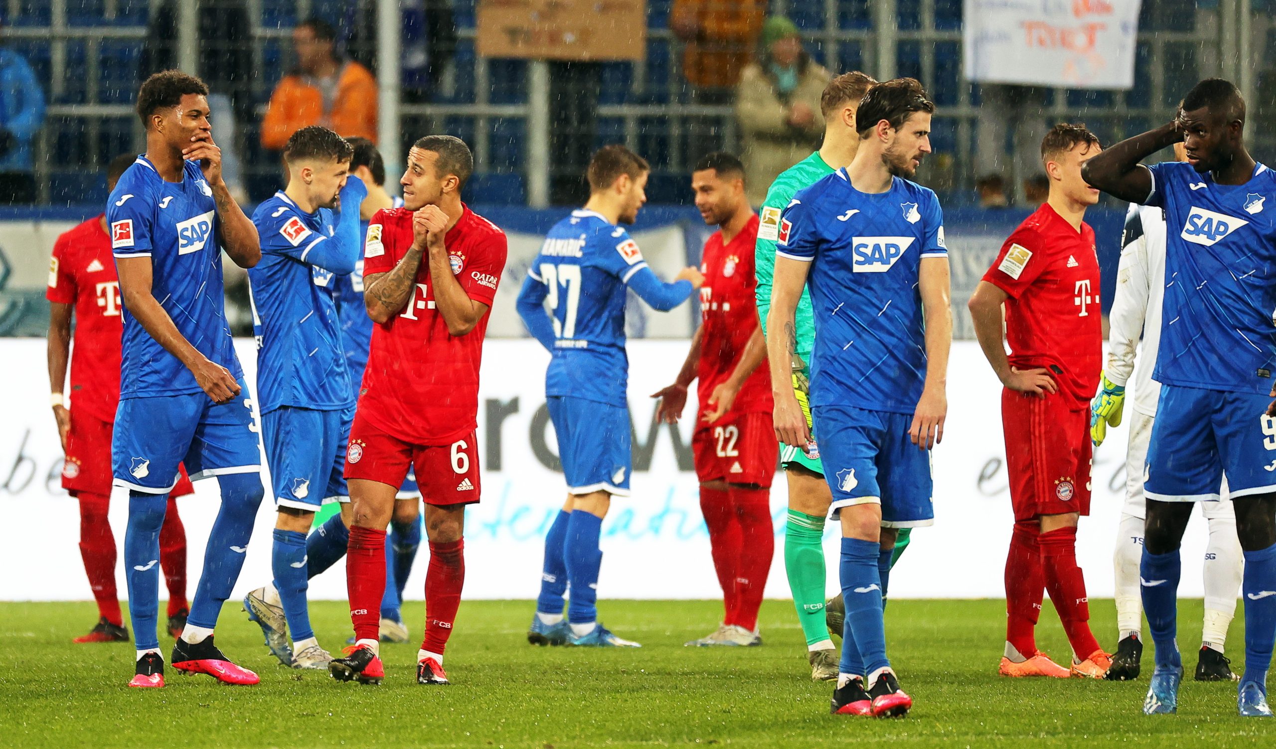 Entre insultos e boicote dos jogadores das duas equipas, Bayern passa em Hoffenheim num jogo polémico