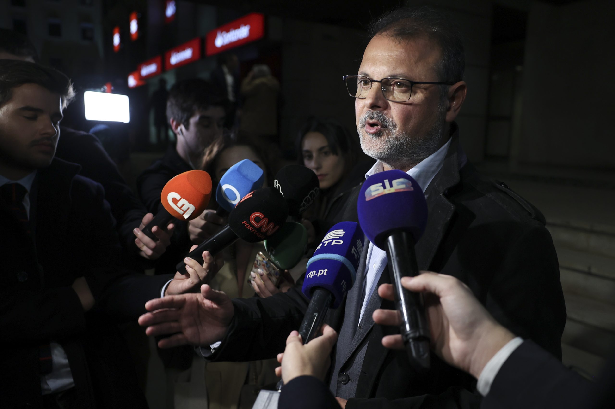 Ainda há socialistas a votar, mas Daniel Adrião já reconheceu a derrota