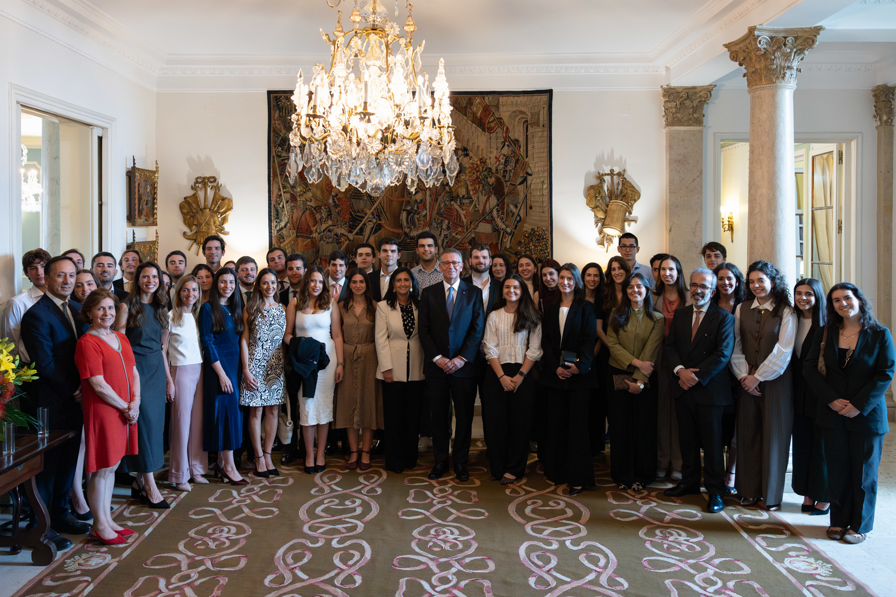 Em Madrid, Seguro reúne-se com jovens portugueses e faz apelo: “Não desistam de Portugal”