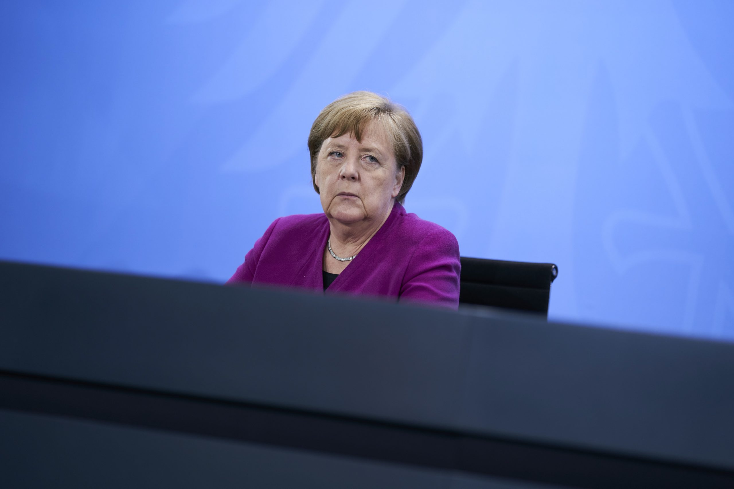 Merkel denuncia “assassínio” racista e destaca polarização da sociedade norte-americana