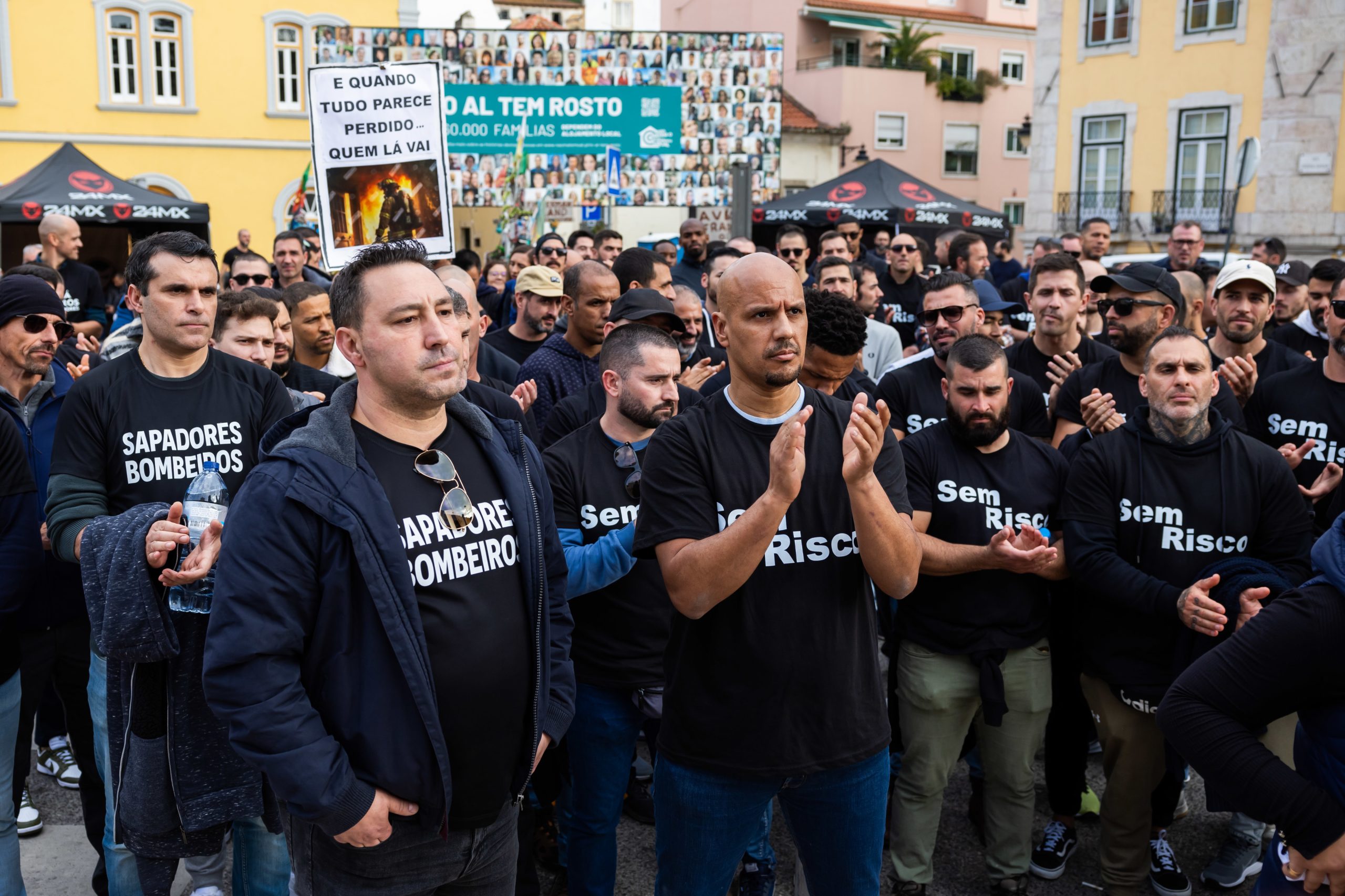 Bombeiros sapadores concentrados no parlamento para pedir subsídio de risco