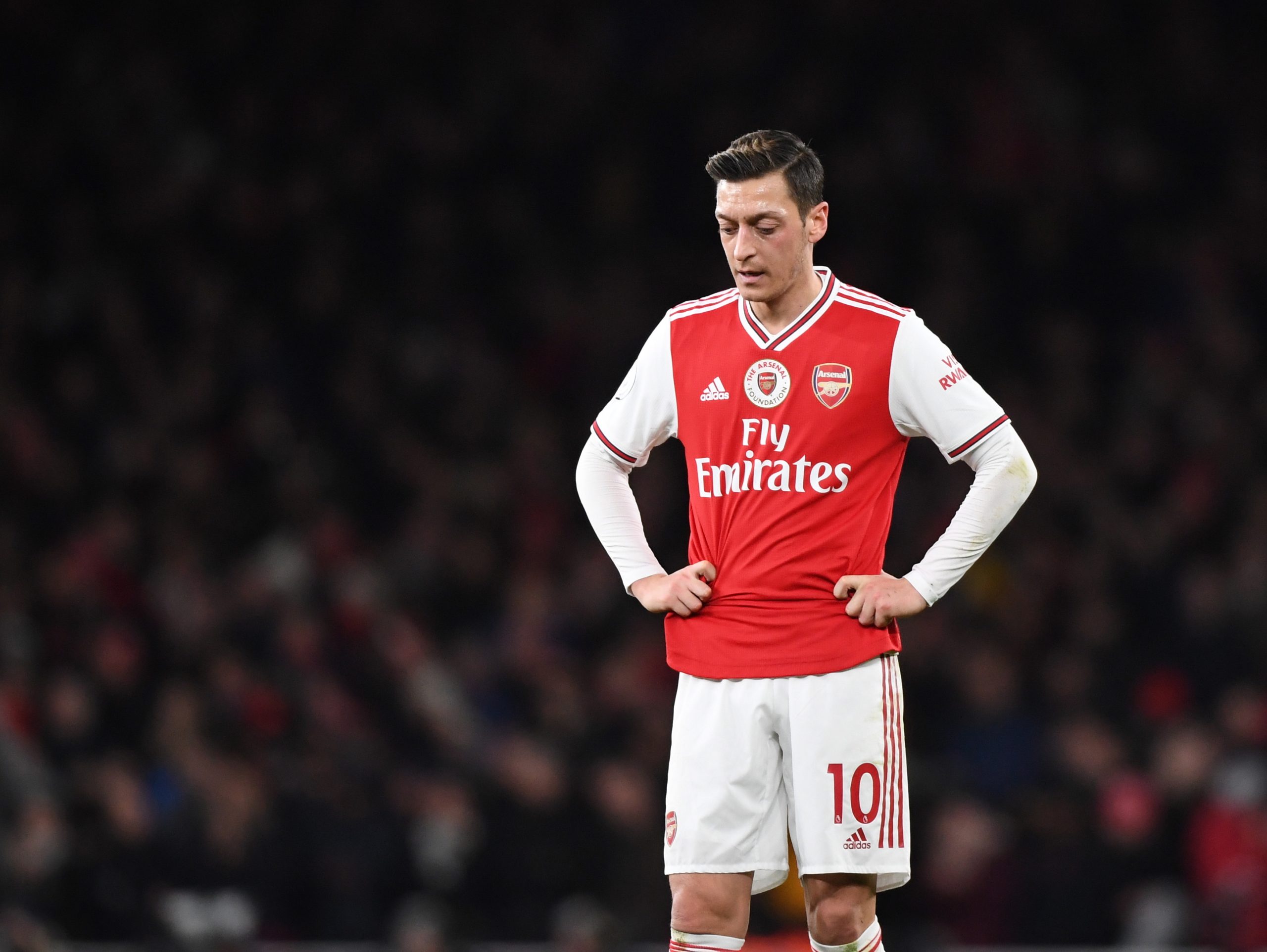 Özil acusa Arsenal de deslealdade ao deixá-lo de fora das competições