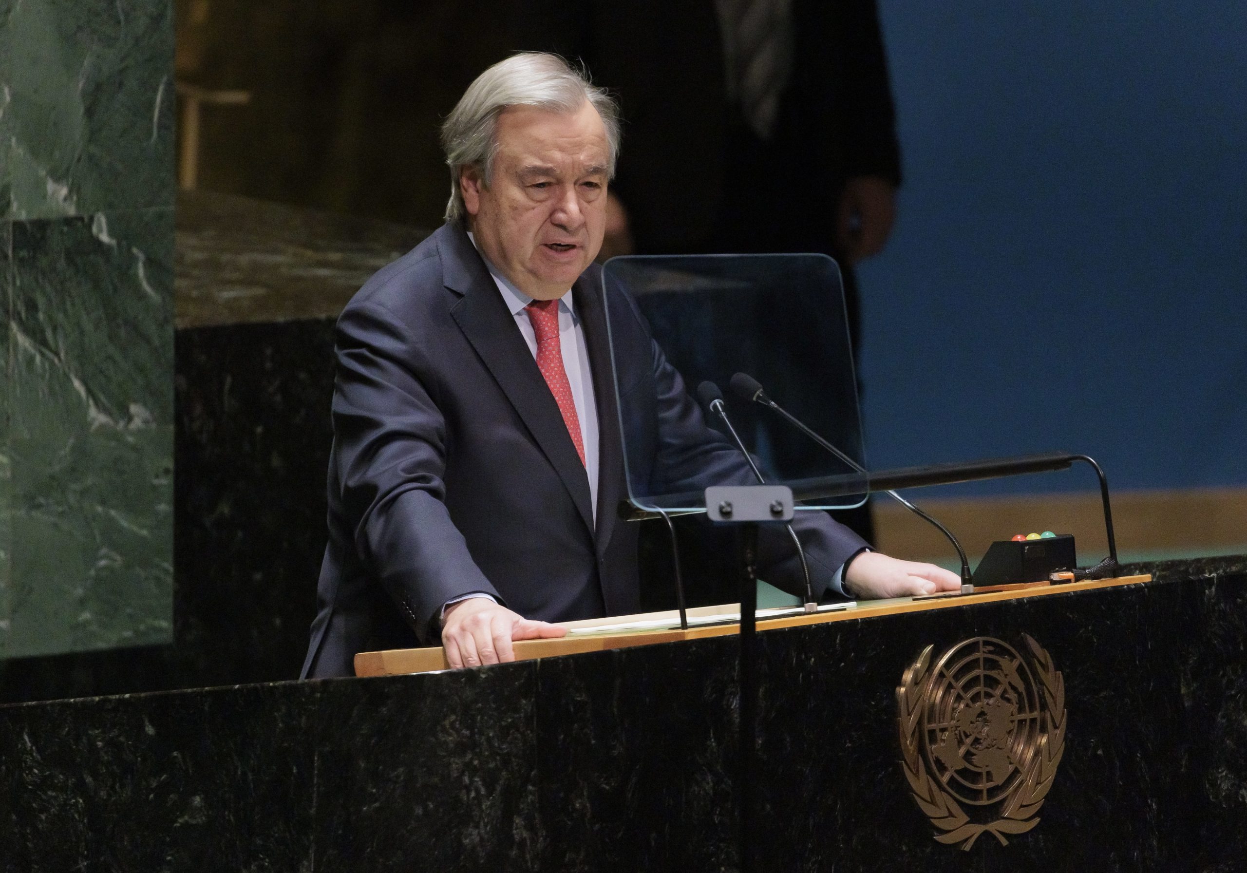 Governos que usam racismo para fins políticos “brincam com o fogo”, diz Guterres