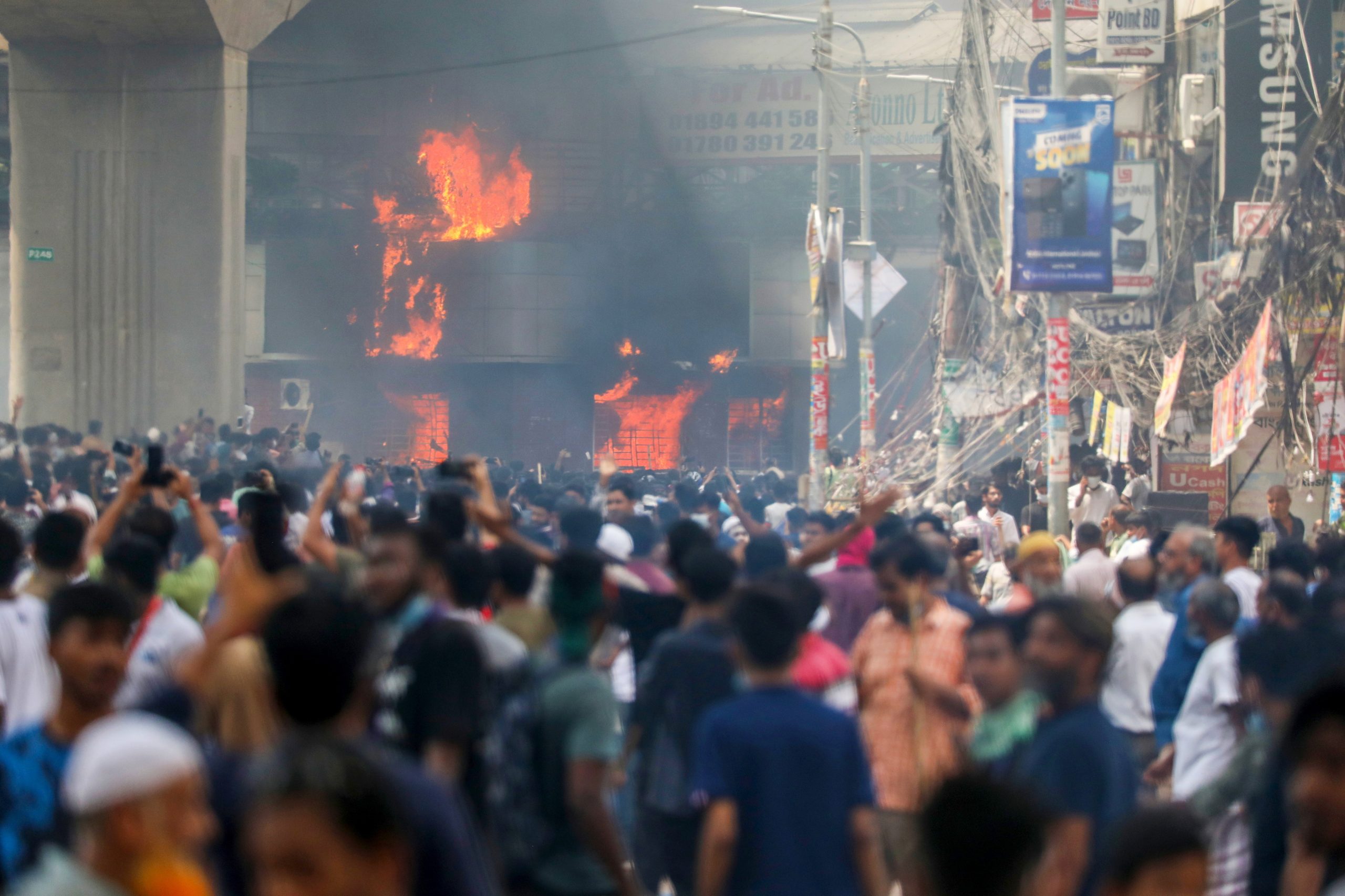 Primeira-ministra do Bangladesh renuncia. Exército forma “governo provisório”