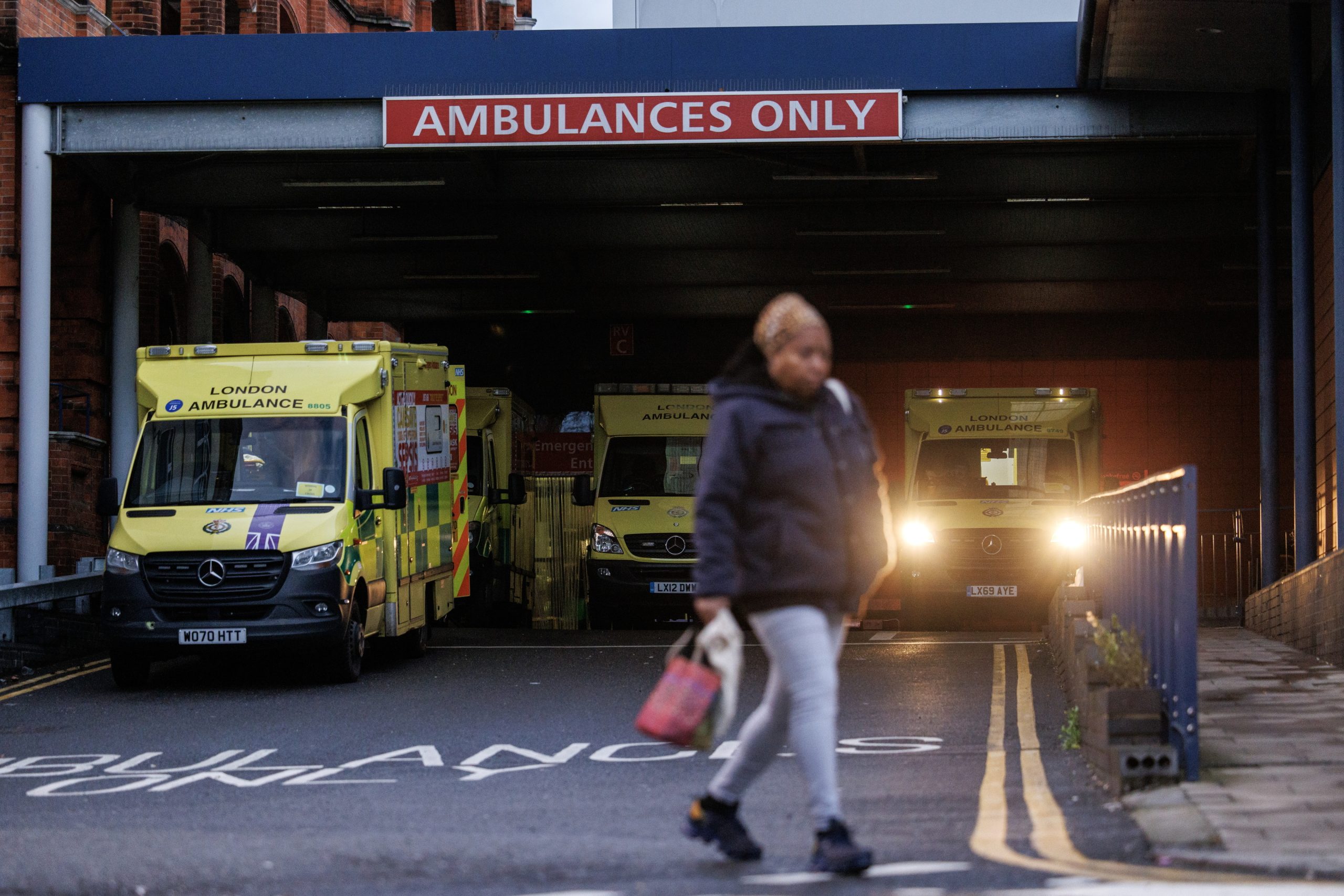 Médicos internos iniciam maior greve de sempre em Inglaterra
