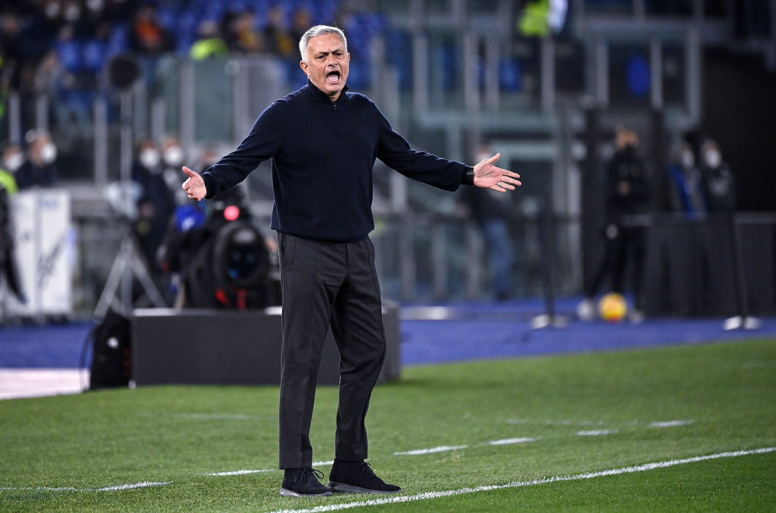 Mourinho expulso no empate caseiro da Roma com o Verona