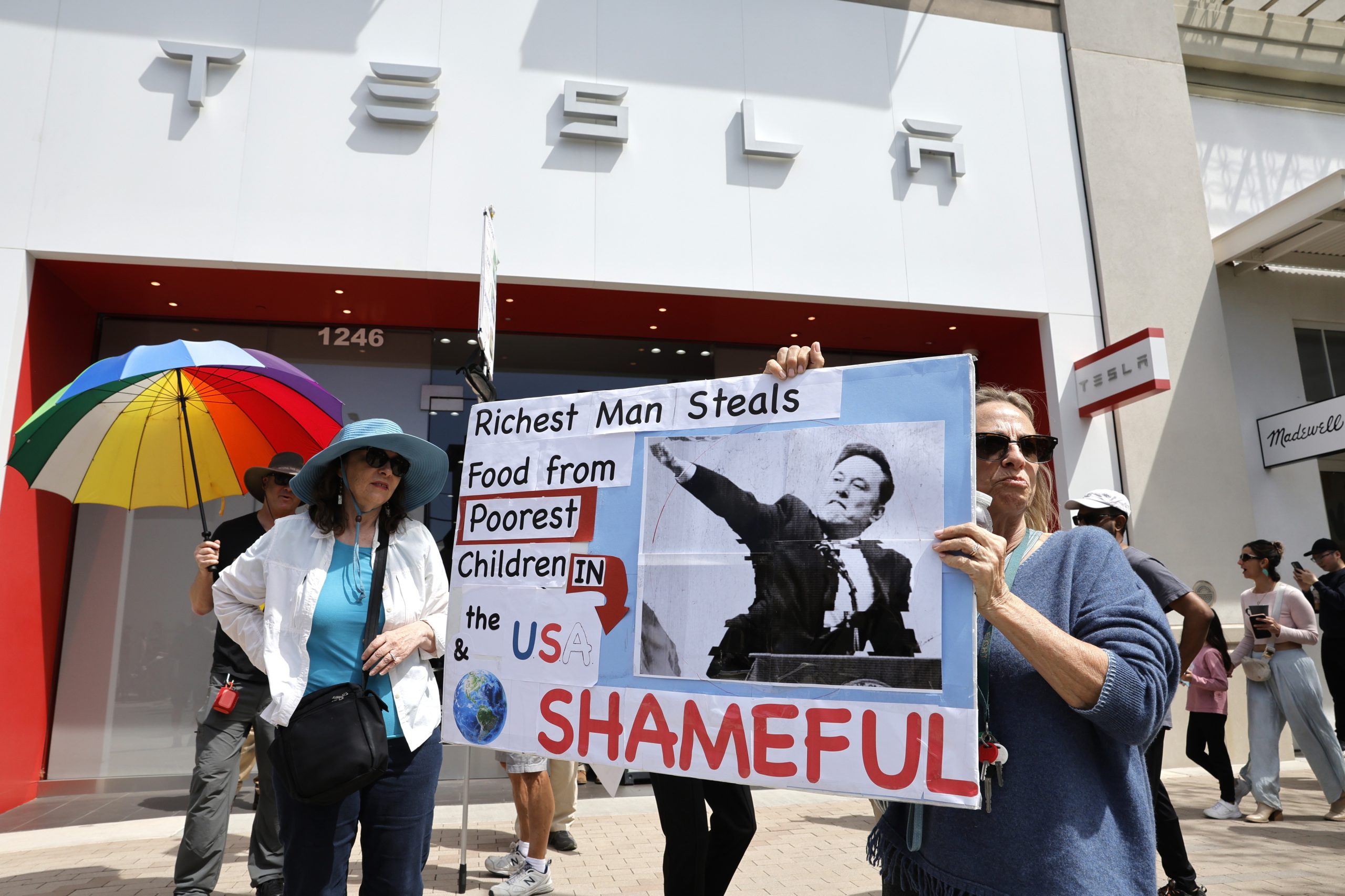 Lucros da Tesla caem em 71% num momento de revolta contra Elon Musk