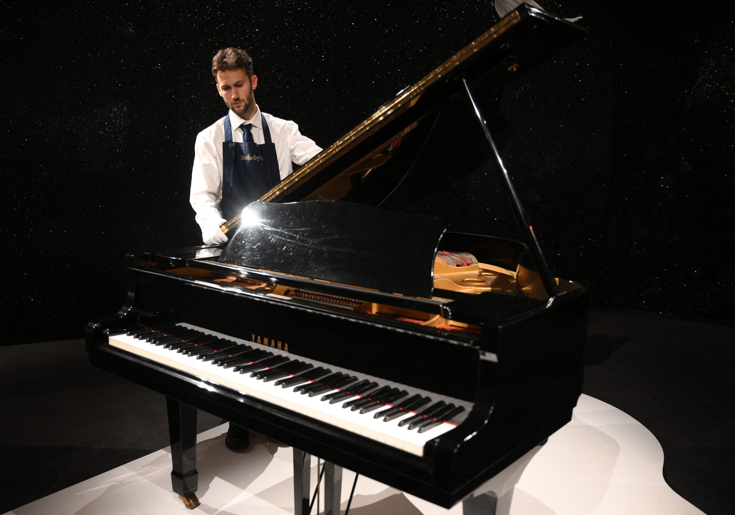 Manuscrito de Bohemian Rhapsody leiloado por 1,7 milhões de dólares, enquanto piano de Mercury foi leiloado por 2,1 milhões de dólares