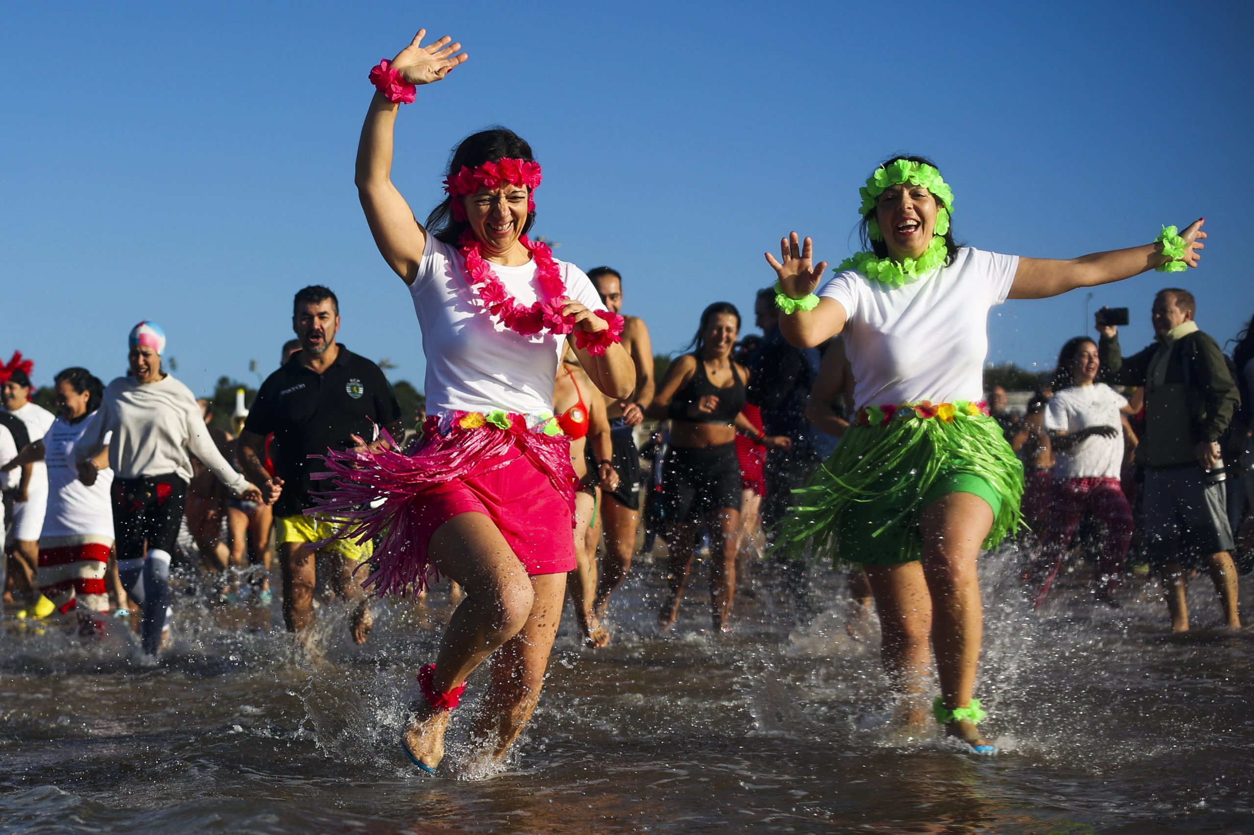 De Carcavelos ao Mar Báltico, as imagens de quem já foi a banhos este ano