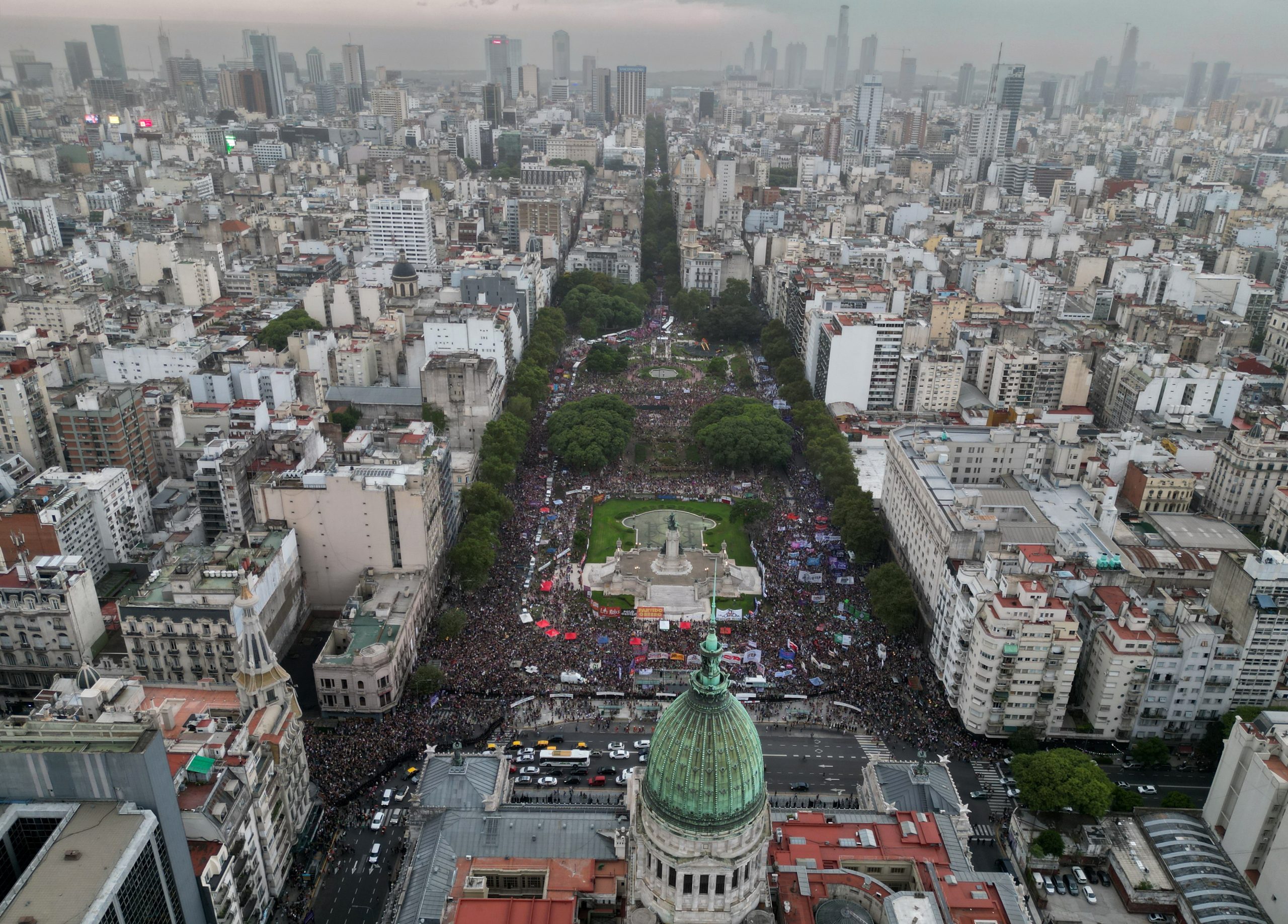 Diplomatas argentinos deixam Caracas rumo a Lisboa e entregam Embaixada ao Brasil
