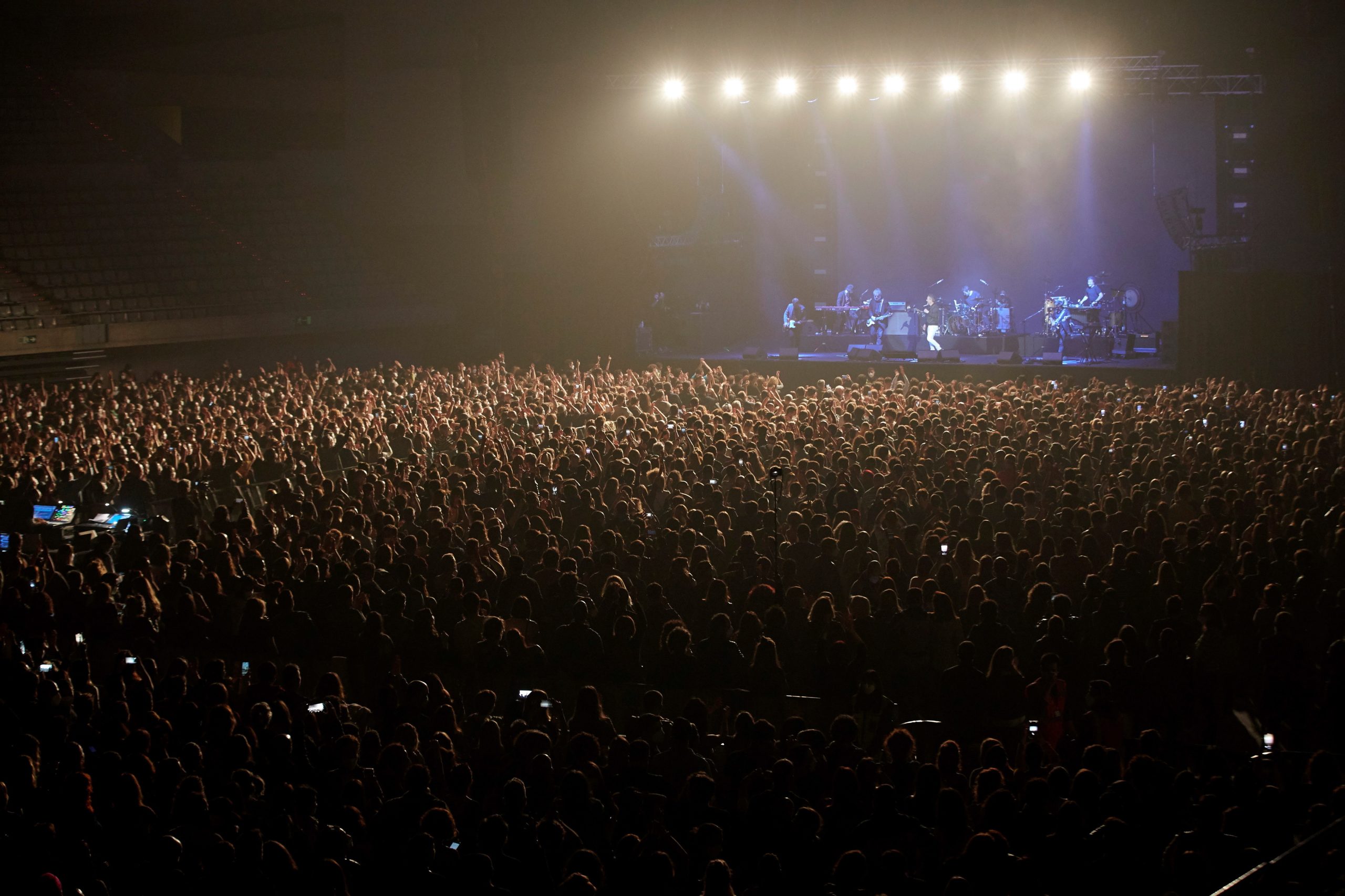 Covid-19: Com teste negativo e de máscara, cinco mil pessoas estiveram num concerto em Barcelona
