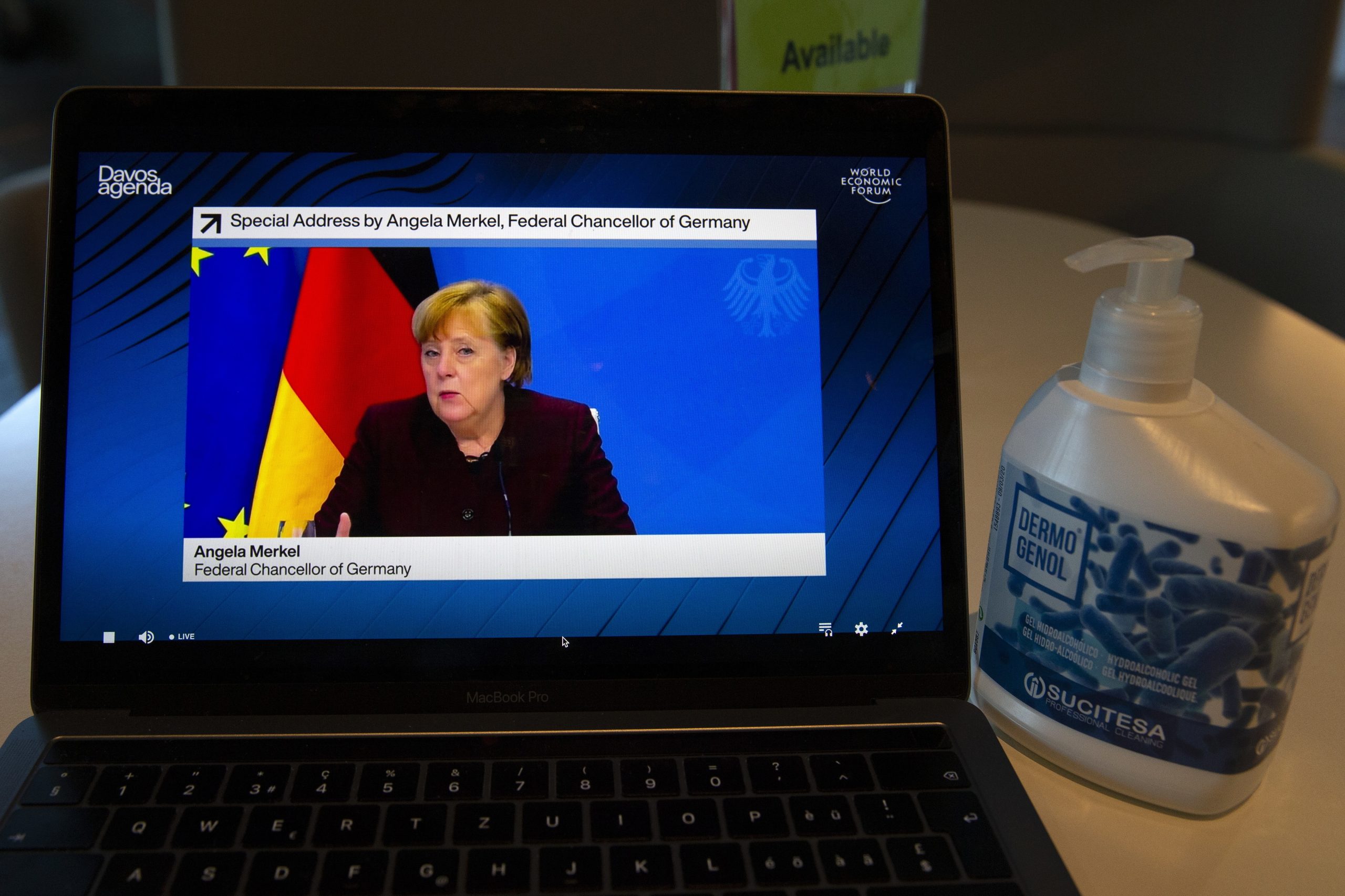 Merkel diz que o limite da cooperação económica com a China está nos valores fundamentais