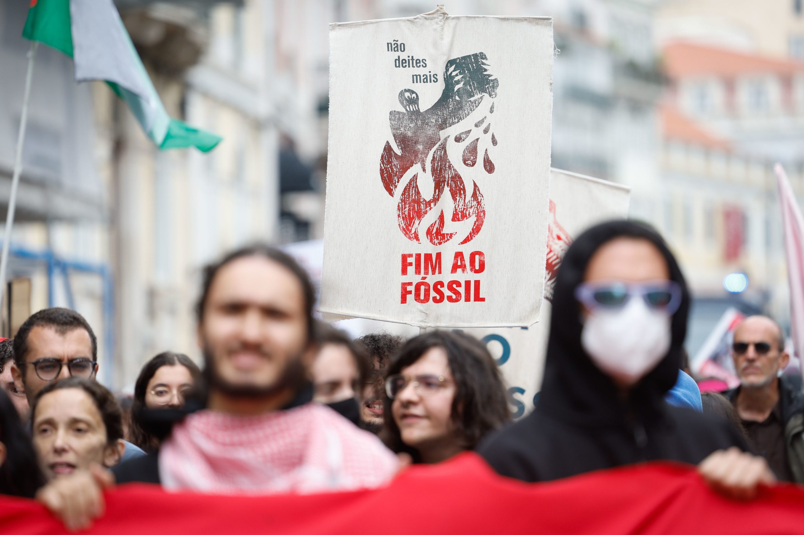Estudantes e organizações ambientalistas marcham em Lisboa pelo fim dos combustíveis fósseis