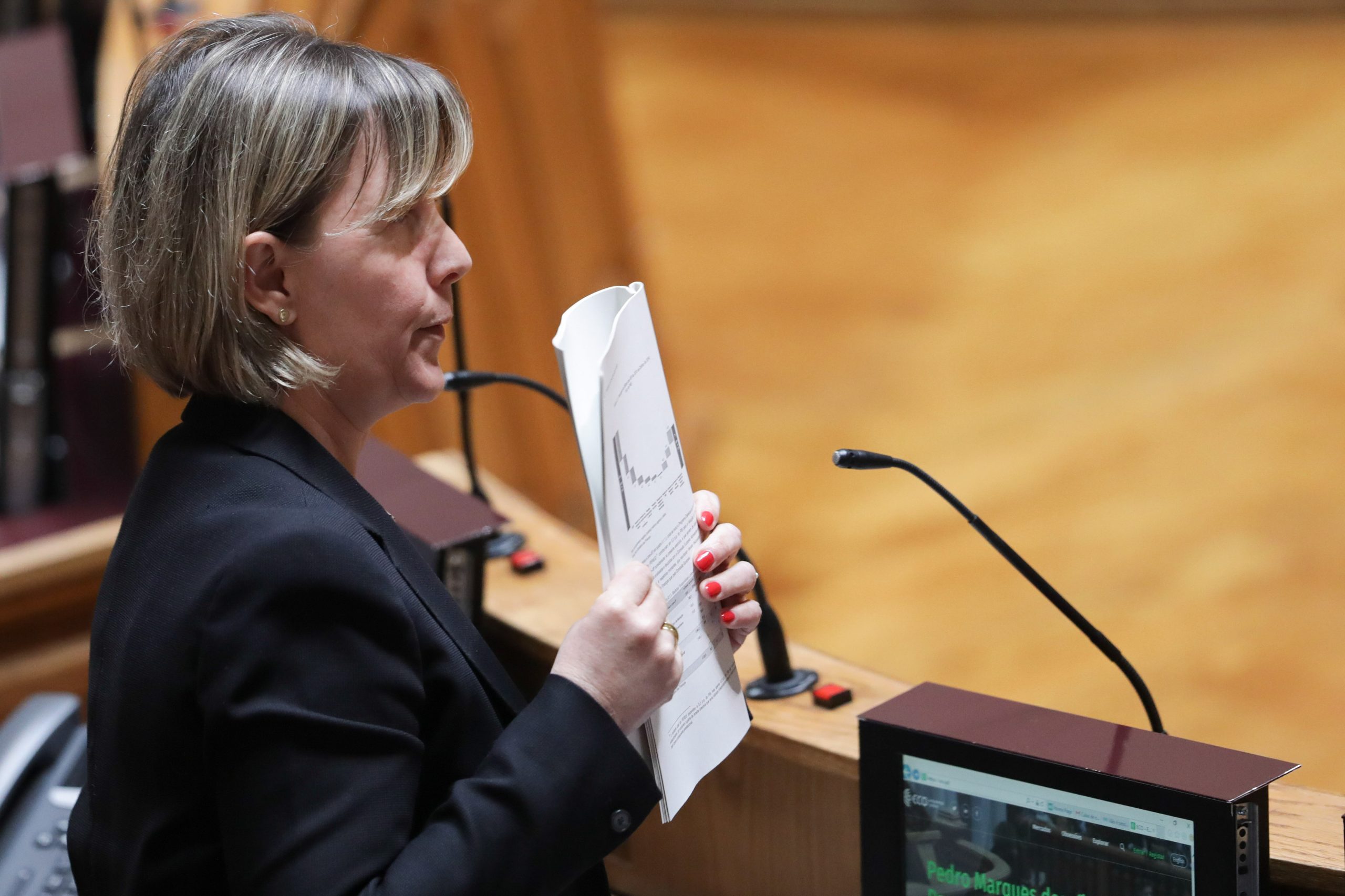 Maria Luís Albuquerque diz que os portugueses devem estar preocupados com a dívida pública