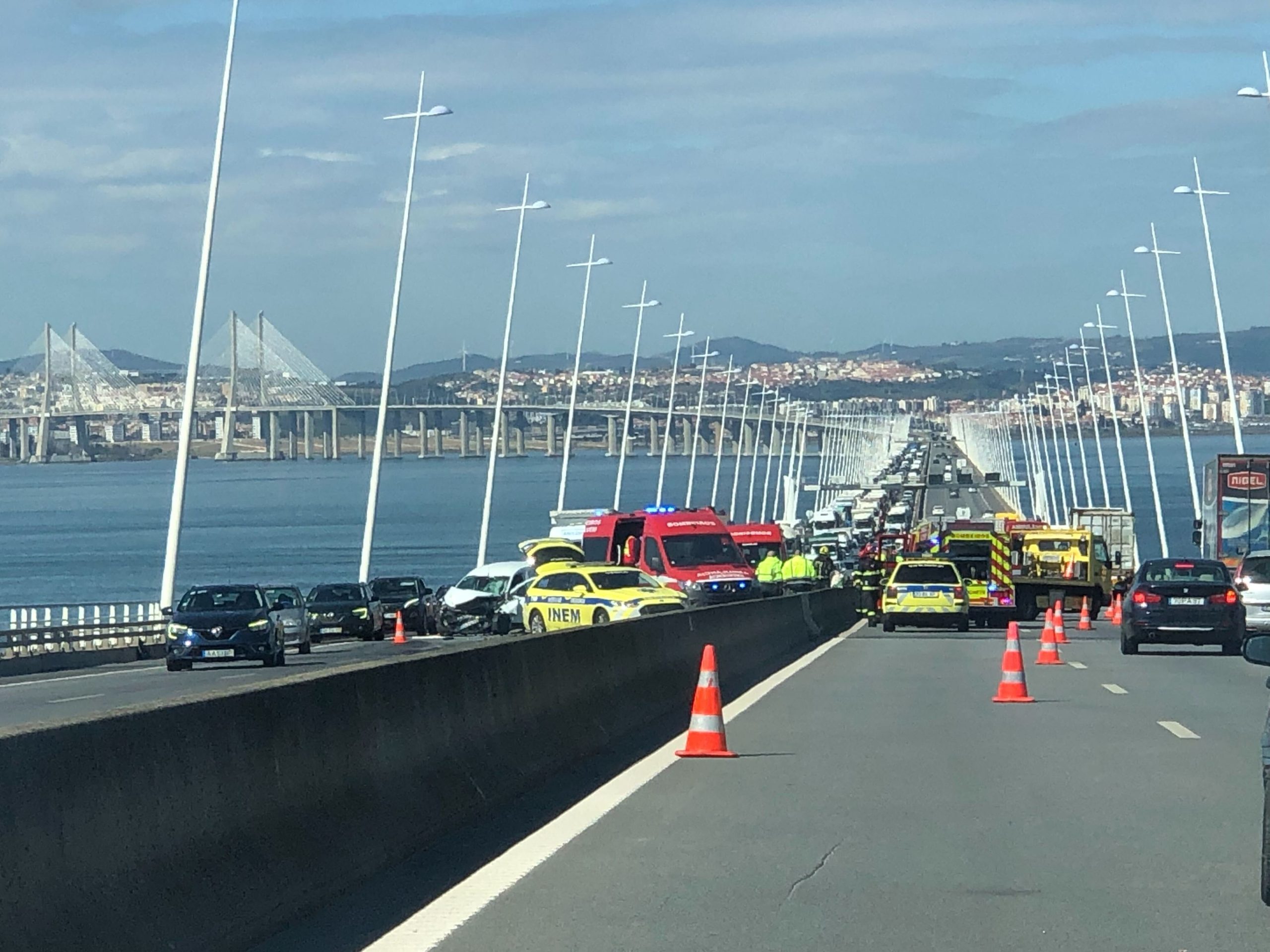 Acidente condiciona trânsito da Ponte Vasco da Gama nos dois sentidos. Há uma vítima mortal