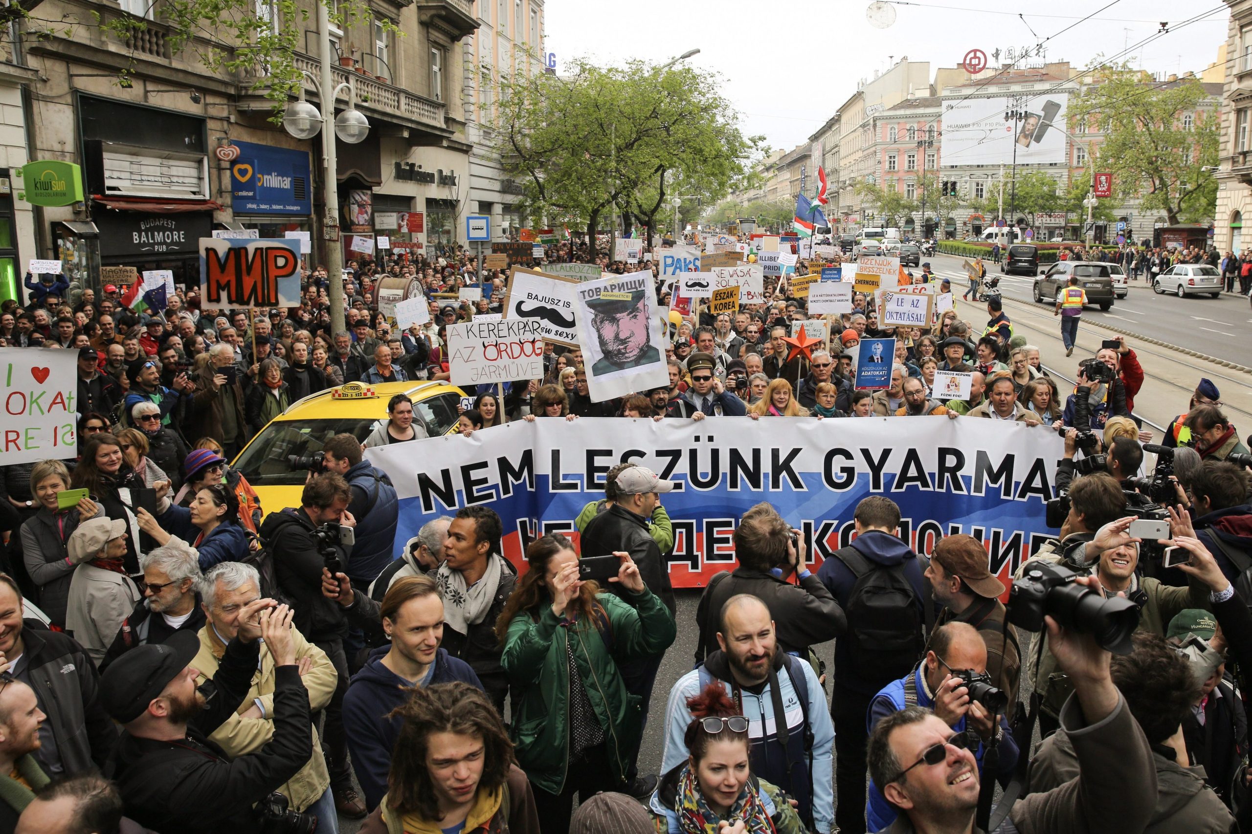 “Chega desse absurdo chamado democracia”. A ironia do povo húngaro contra as políticas de Orban