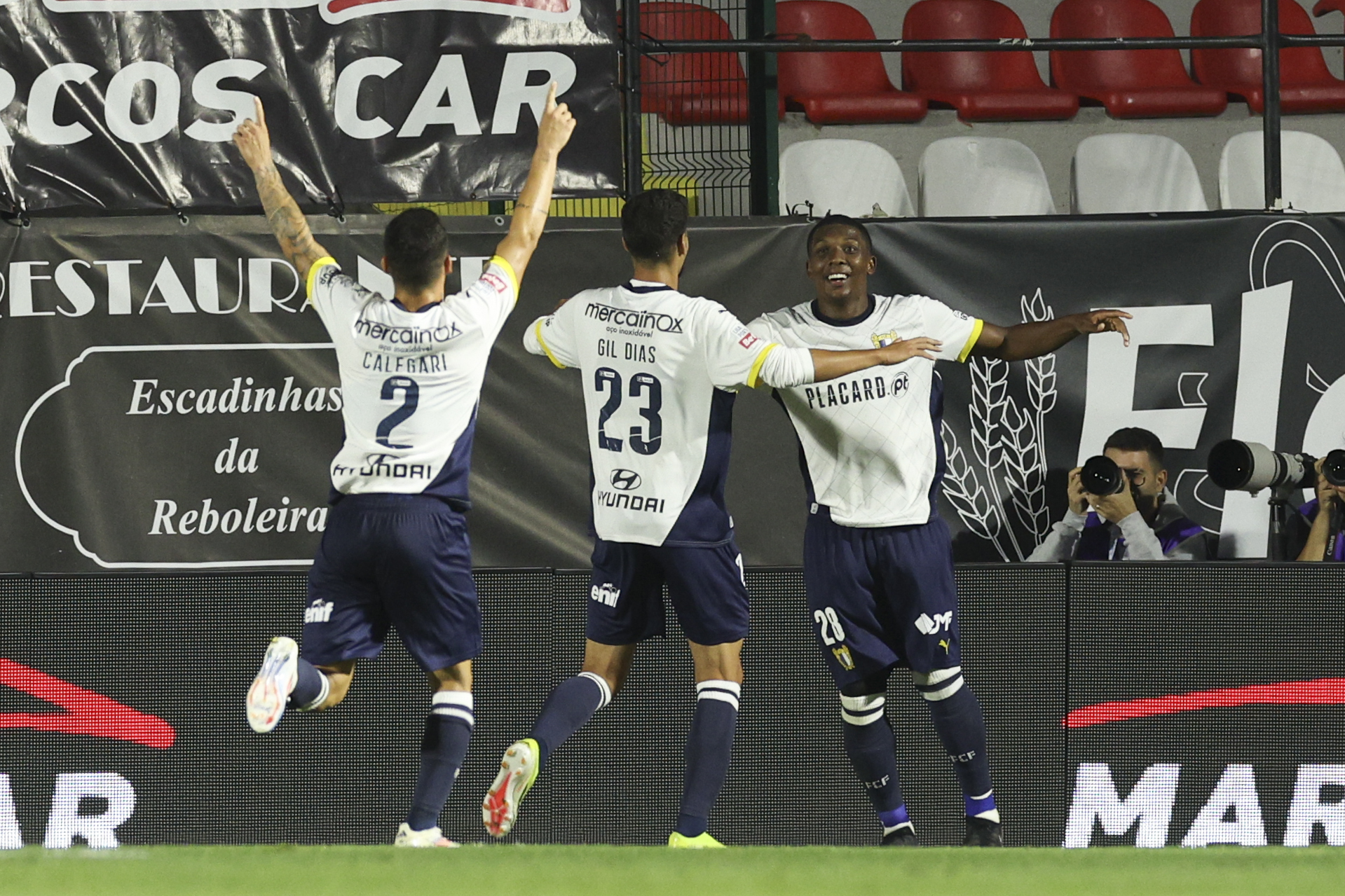 Famalicão vence na Amadora e iguala líderes da I Liga