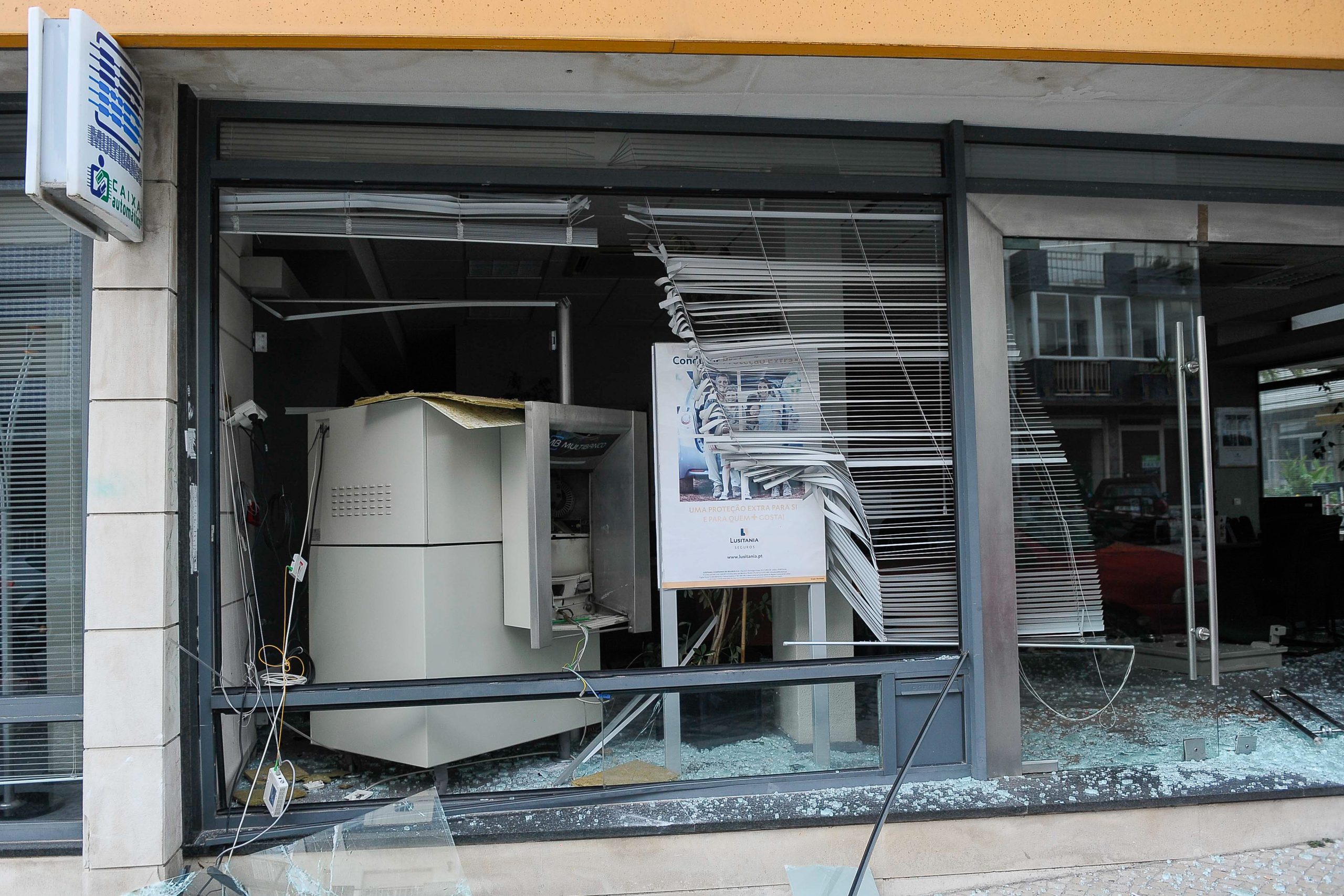 Maioria dos acusados de assaltos a 87 multibancos fica em silêncio no julgamento em Coimbra