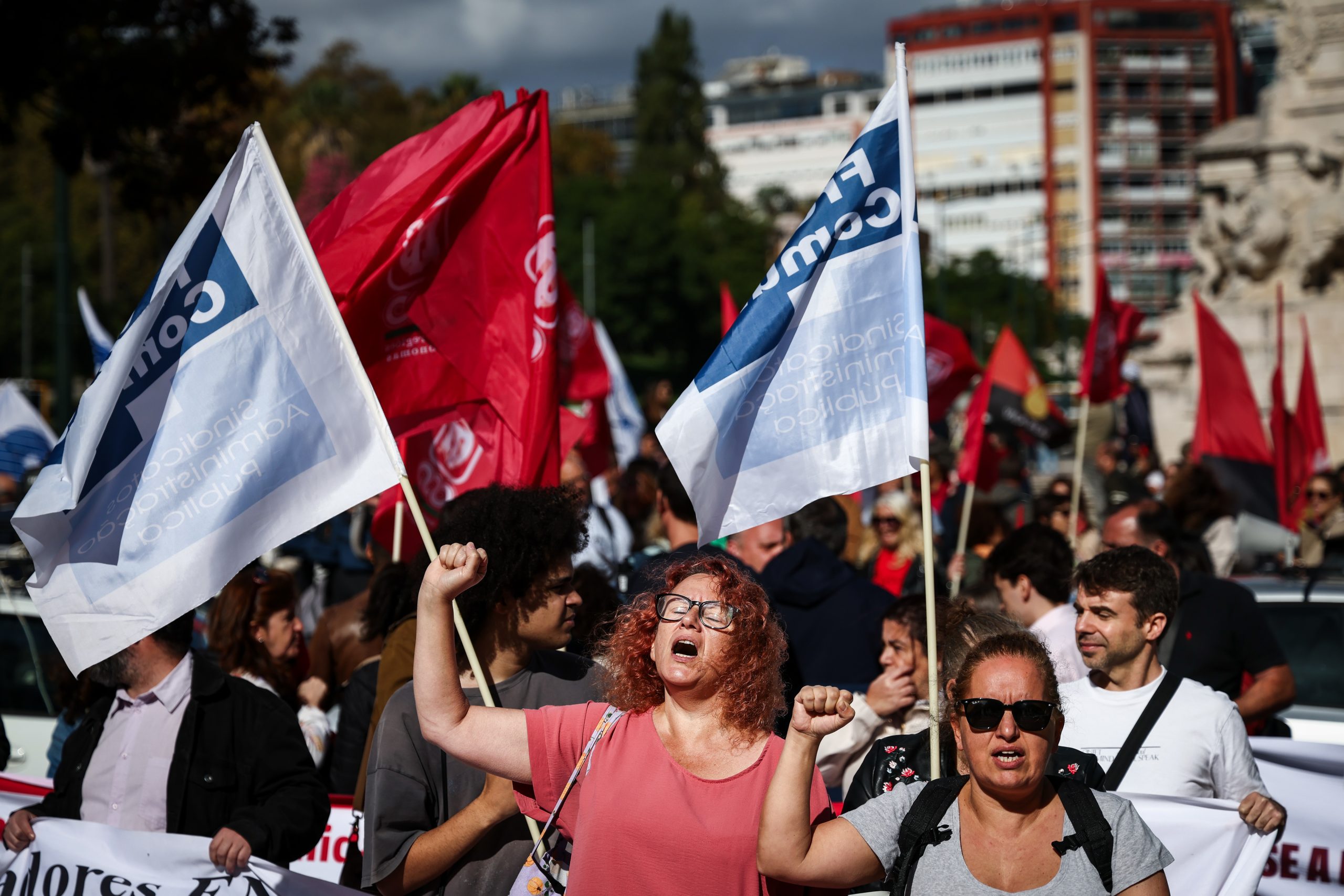 Centenas de funcionários públicos saem à rua em protesto para “parar o empobrecimento”