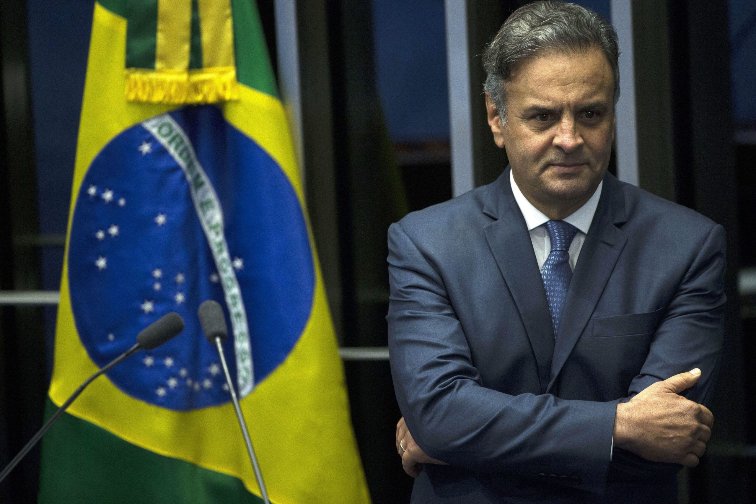 Senado do Brasil devolve mandato a Aécio Neves acusado de alegado suborno