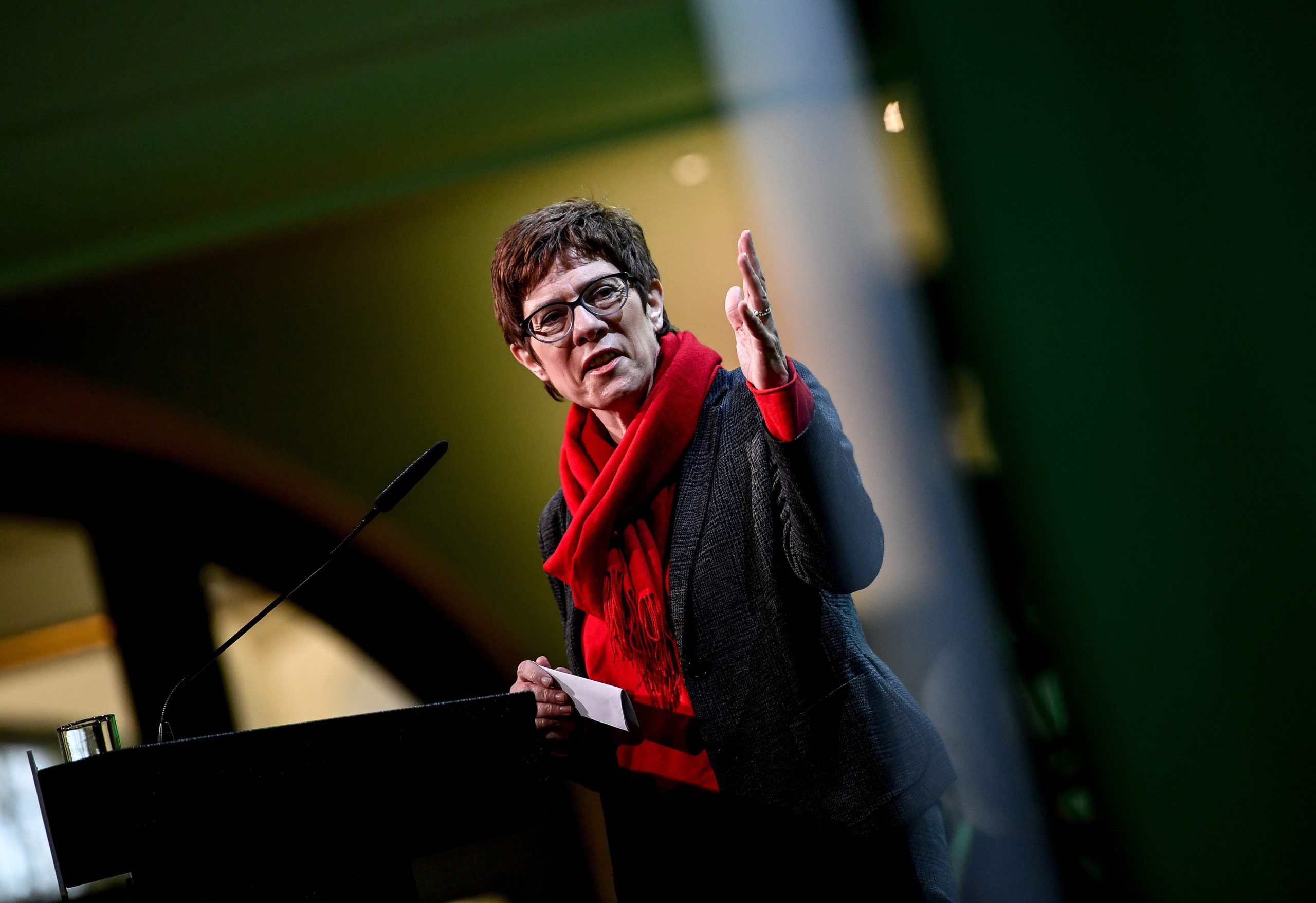 Annegret Kramp-Karrenbauer substitui Merkel na liderança da CDU