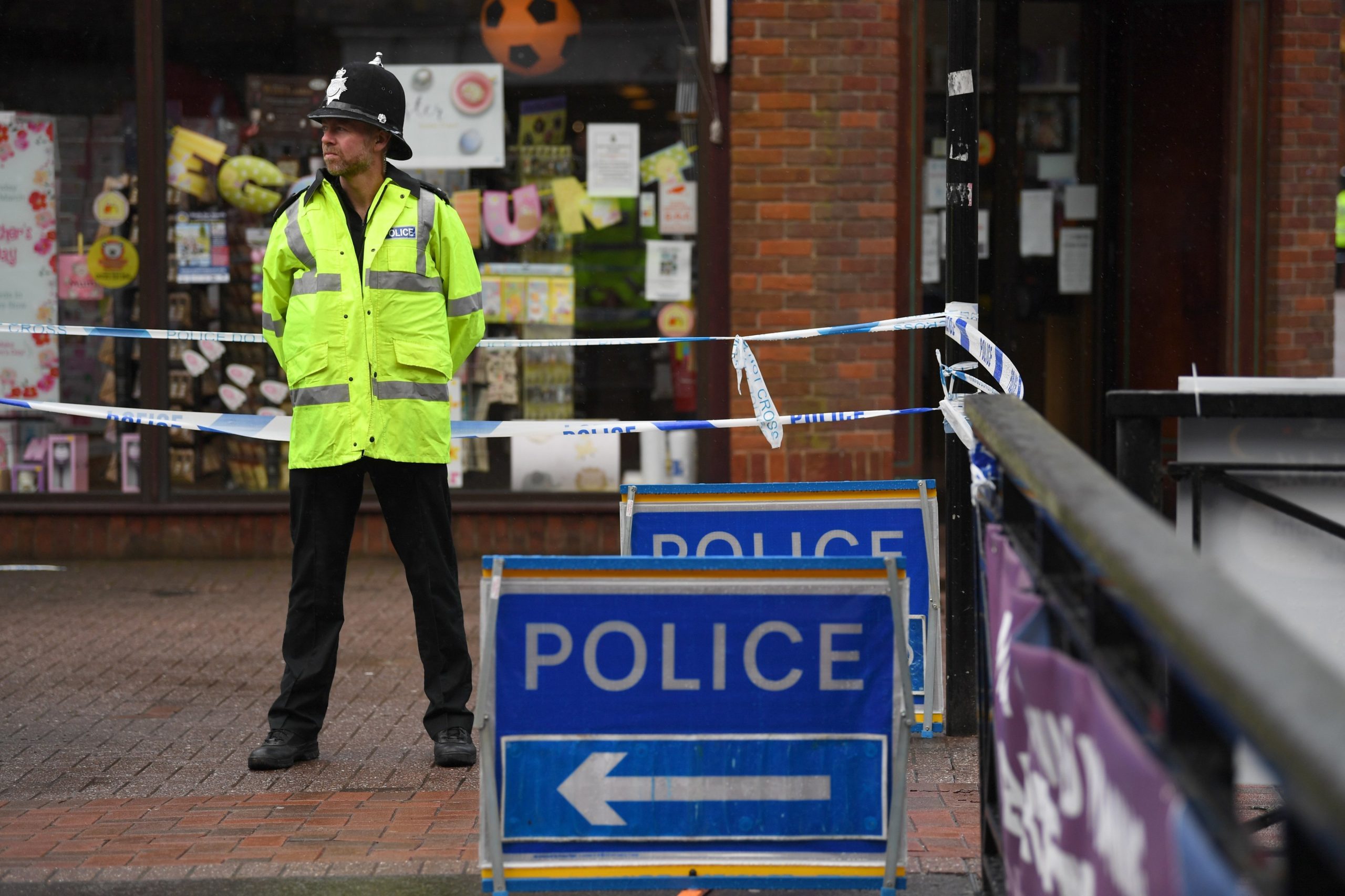 Restos mortais encontrados dentro de malas numa ponte em Bristol. Polícia acusa homem de 34 anos