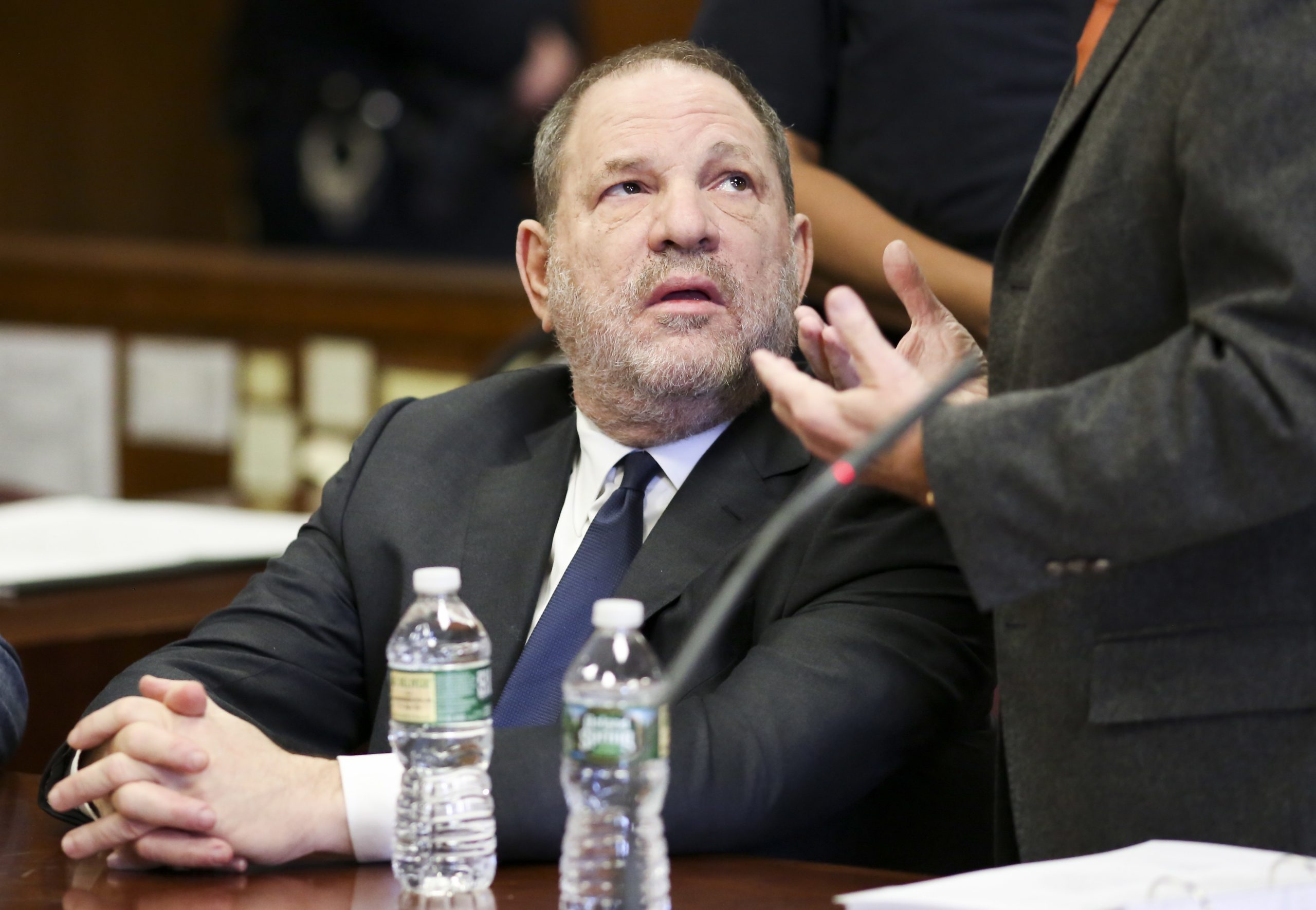 Harvey Weinstein faz acordos milionários para tentar travar ações em tribunal
