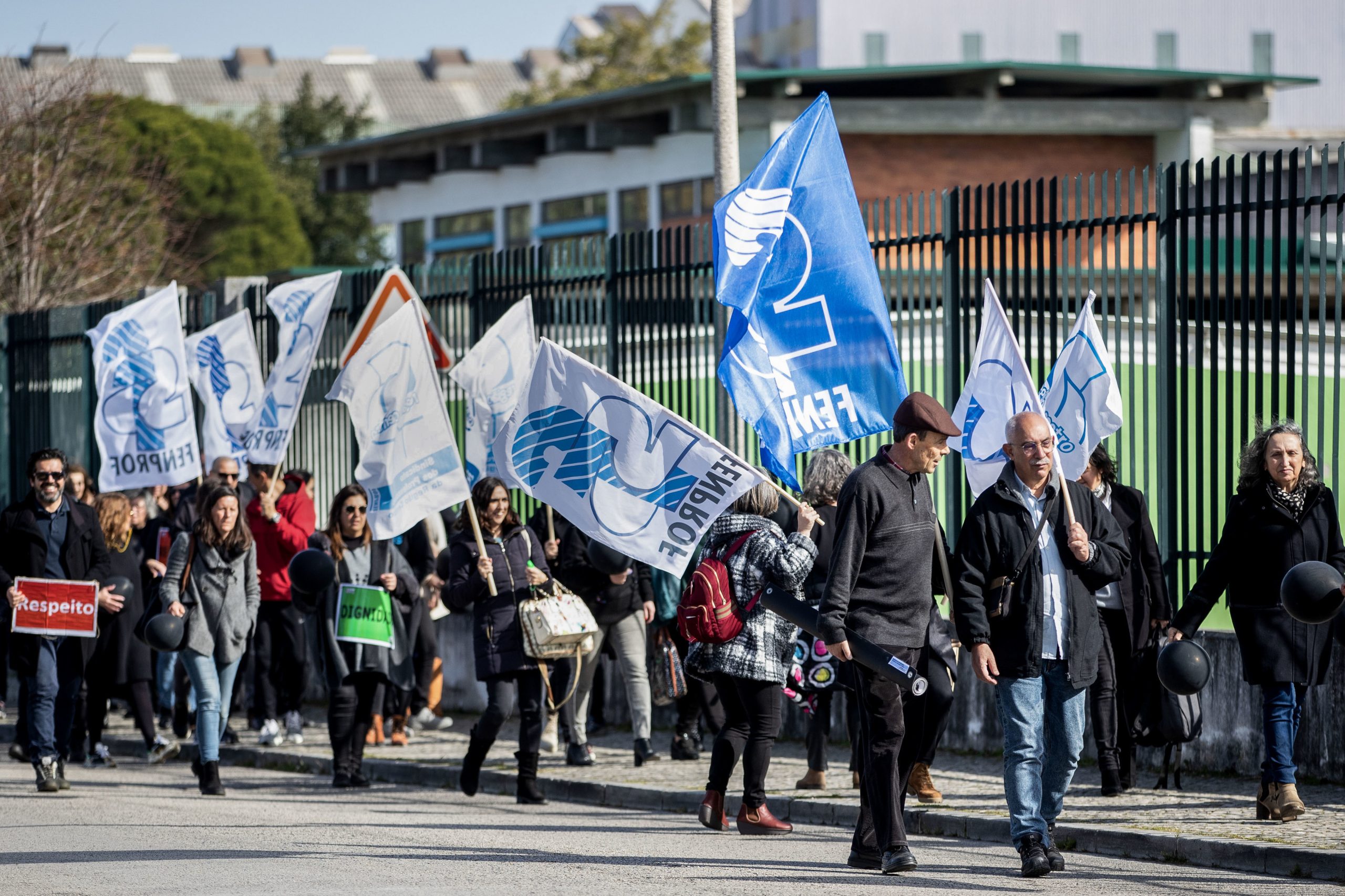 Docentes concentrados em Almada dizem que a luta continua