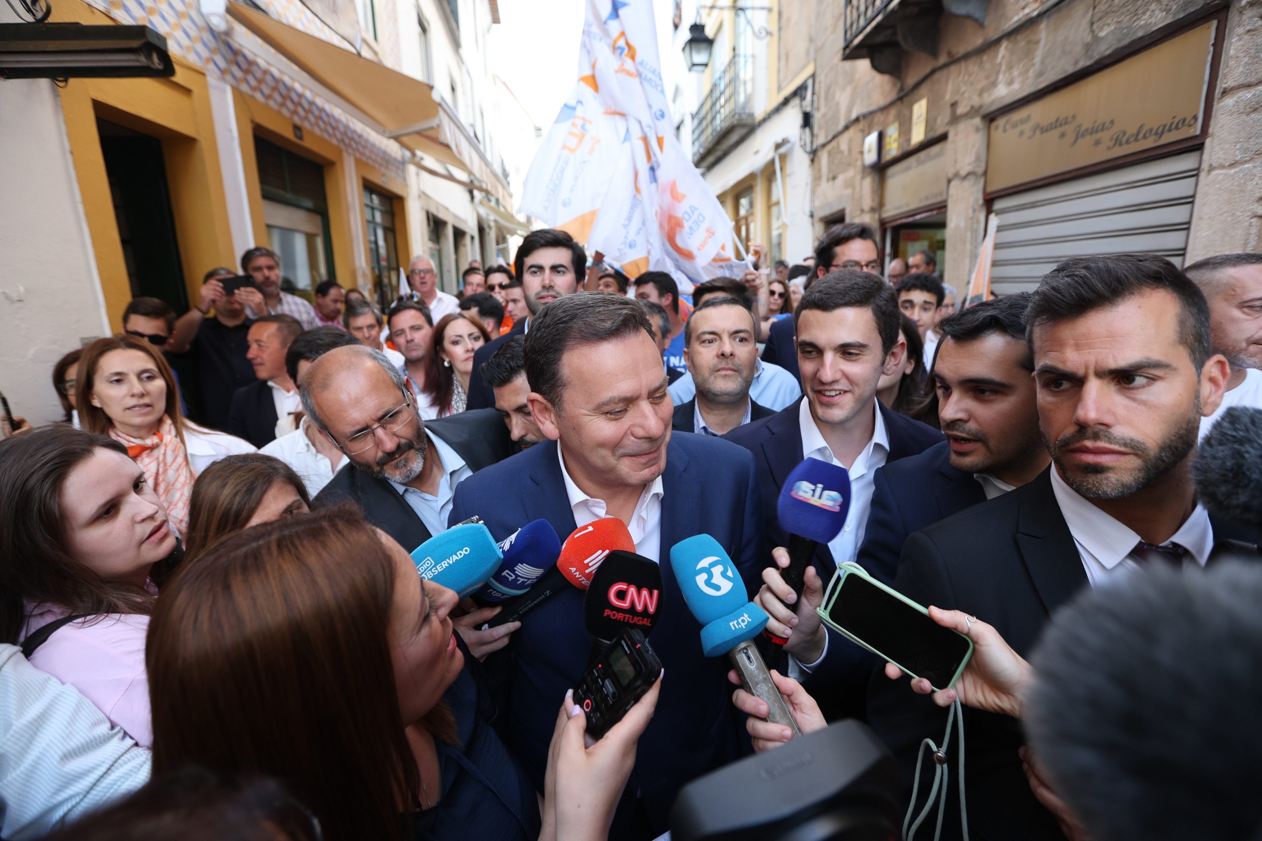 Montenegro acusa derrotados de estarem “mais ocupados em geringonçar” do que em ser oposição