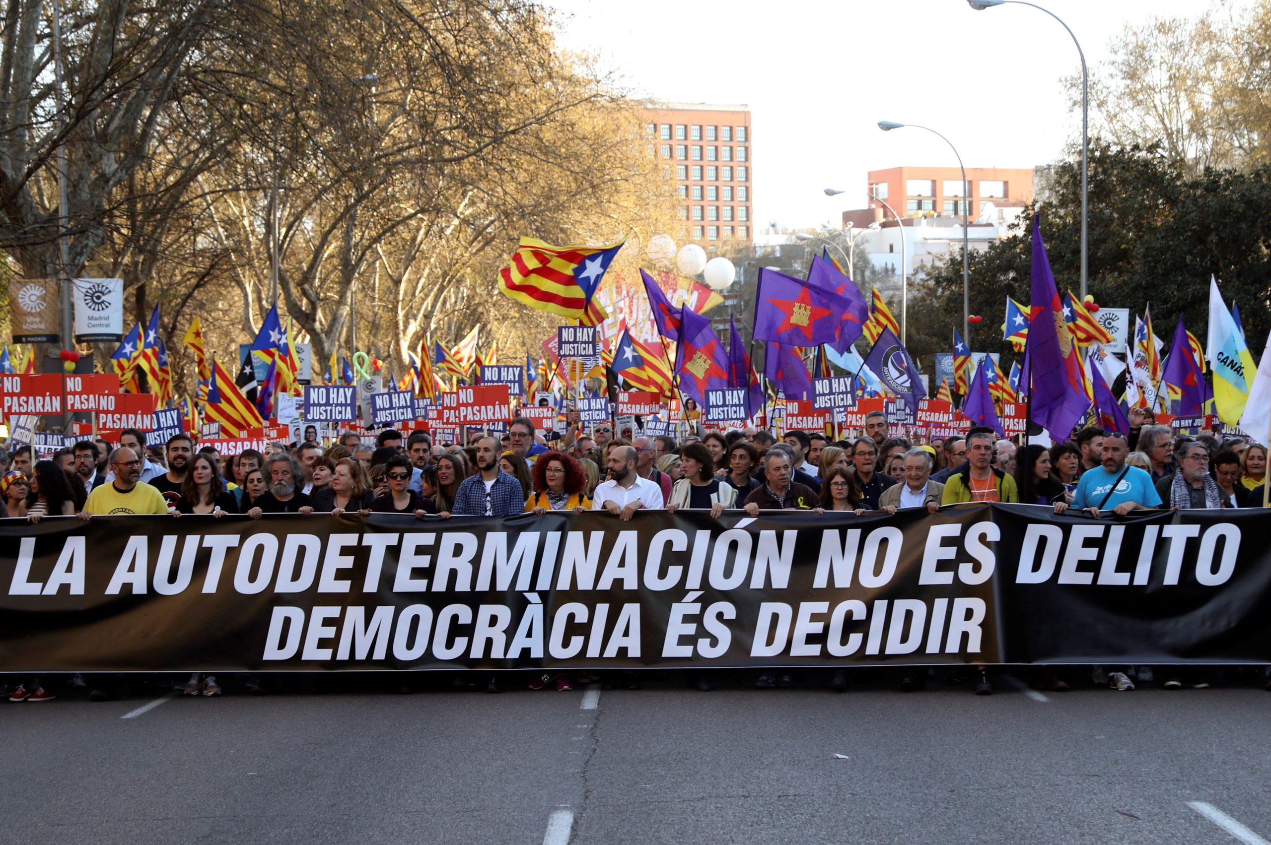 Milhares marcham em Madrid a favor de políticos da Catalunha em julgamento