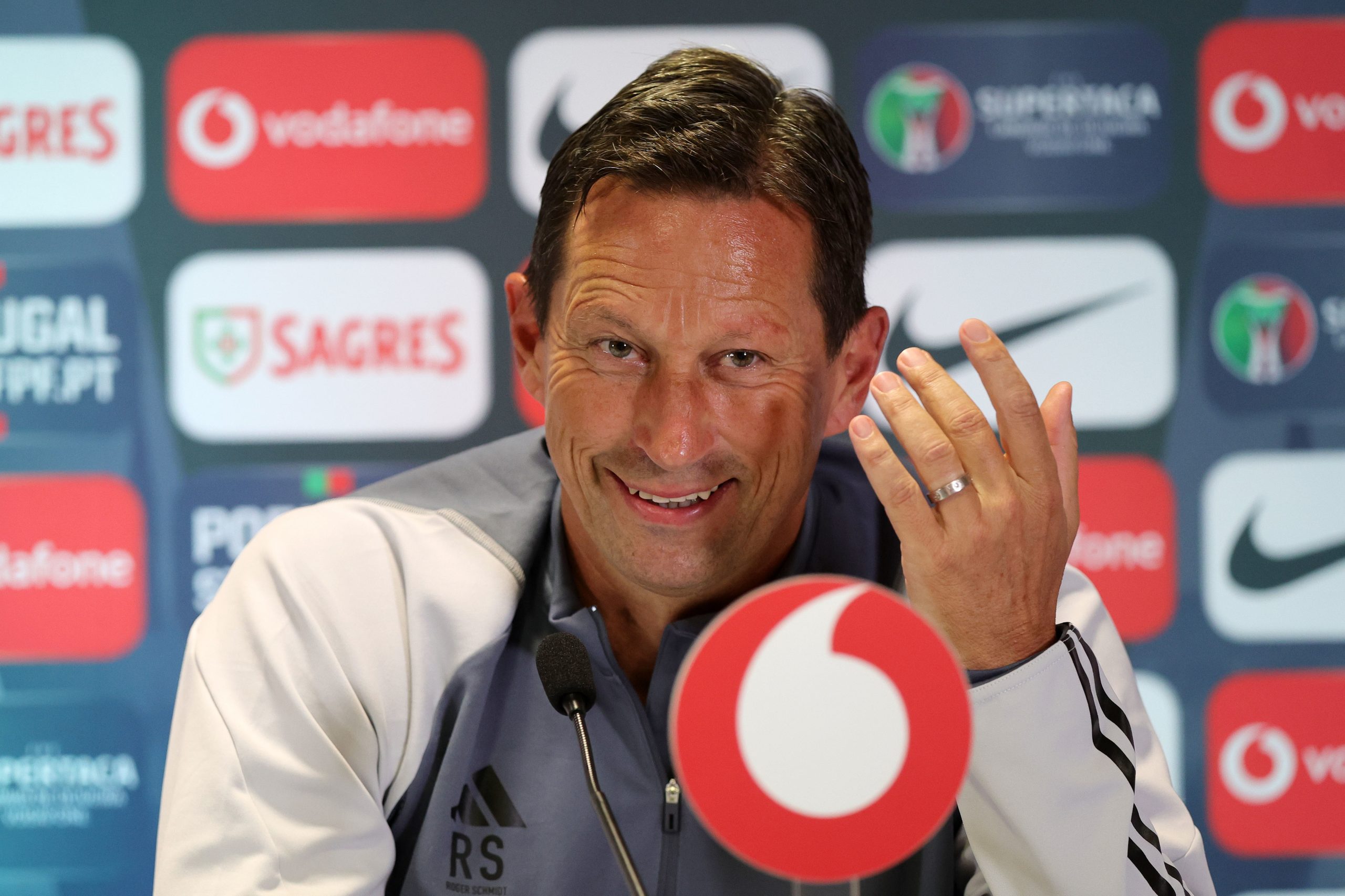 Schmidt diz que a sua função é garantir que “o que conta é o Benfica”