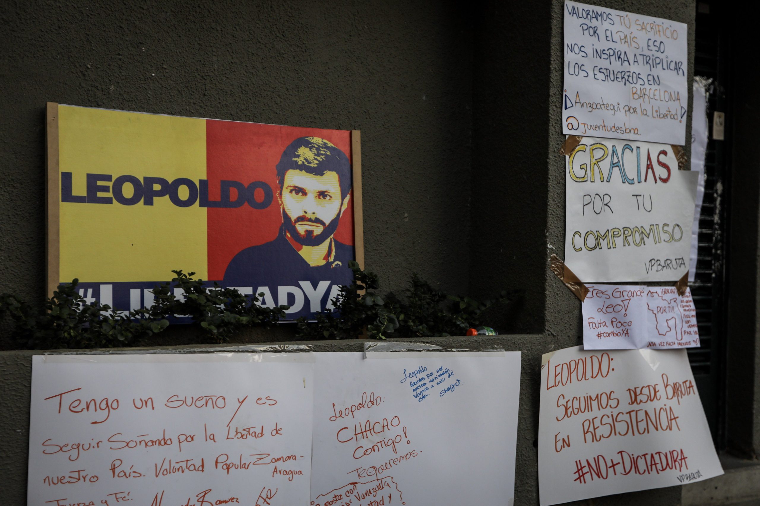 Antigo primeiro-ministro espanhol visita Leopoldo Lopez, um dos líderes da oposição na Venezuela