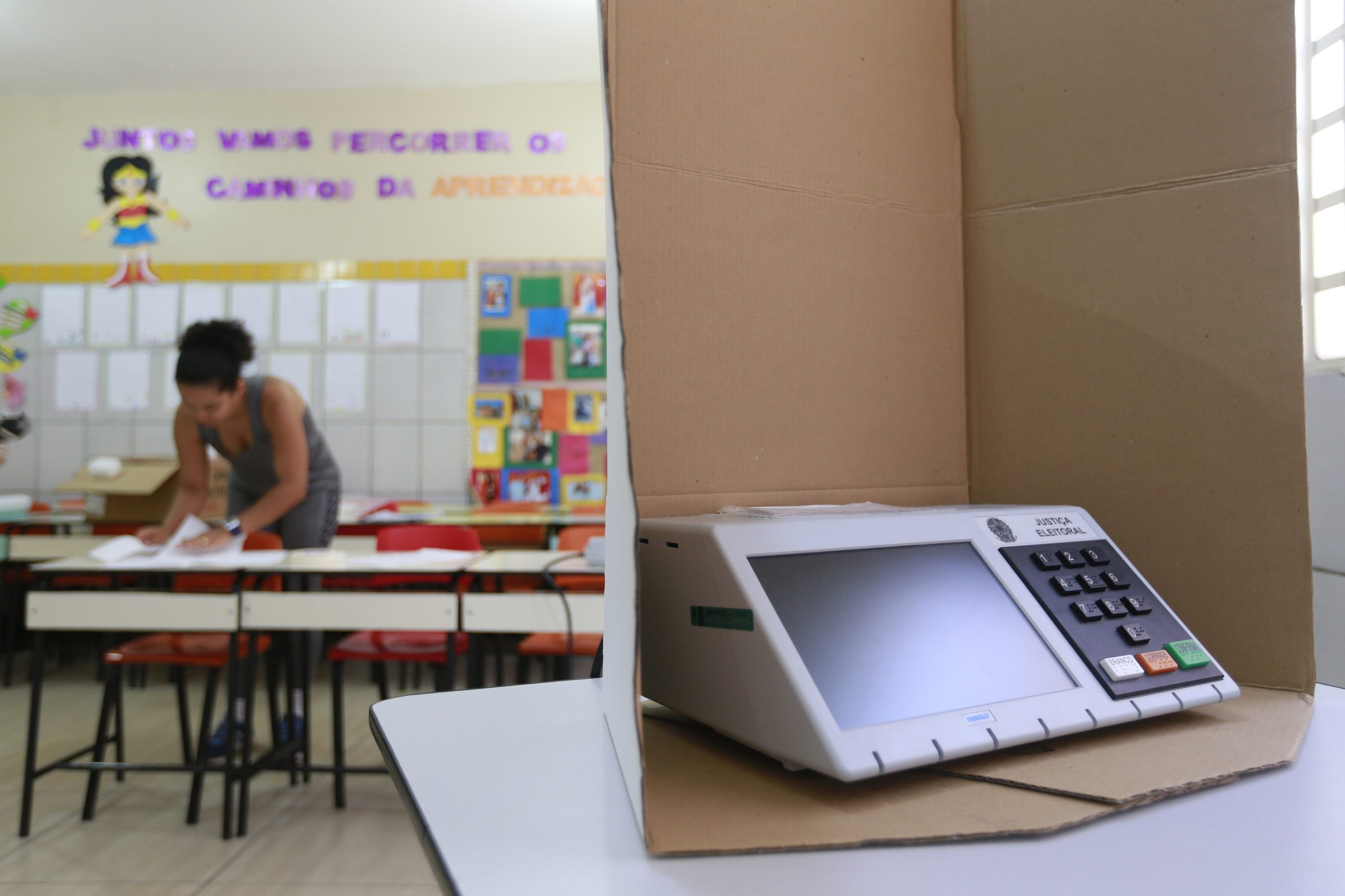 Eleições no Brasil: 17 detenções e 912 urnas substituídas em todo o país