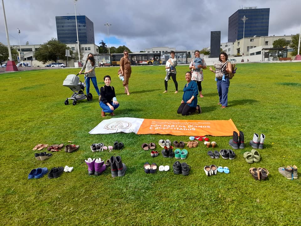 Sapatos num relvado de Lisboa pelo direito das grávidas a acompanhante nas consultas e parto
